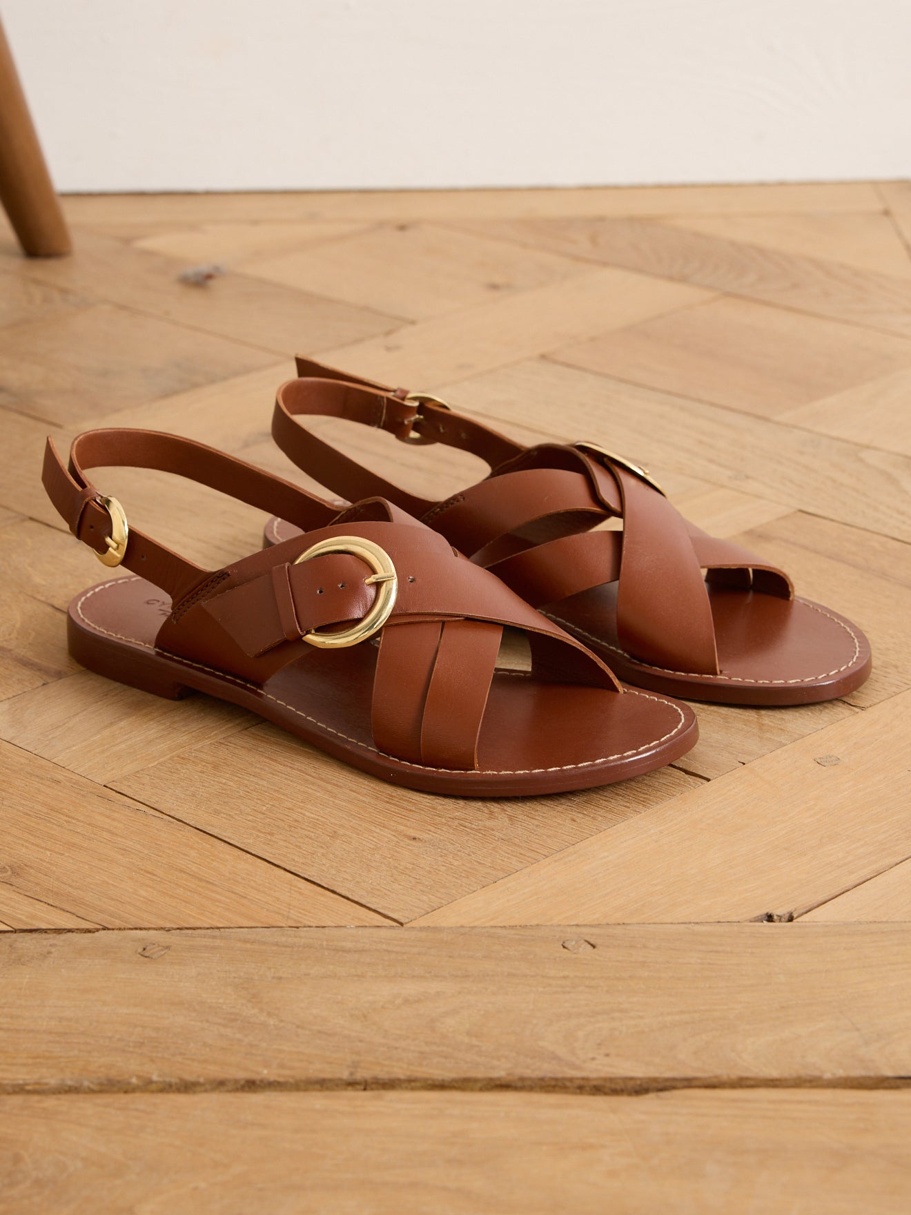 Damensandalen aus Leder, flach, mit gekreuzten Riemchen