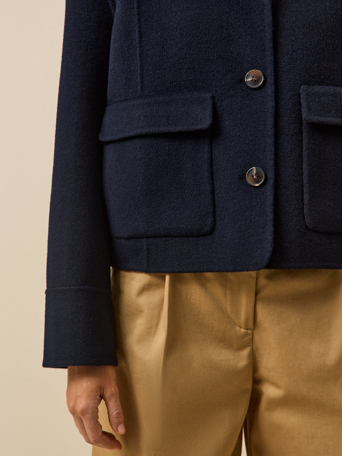 Geknöpfte Damenweste aus zweiseitigem Wolltuch