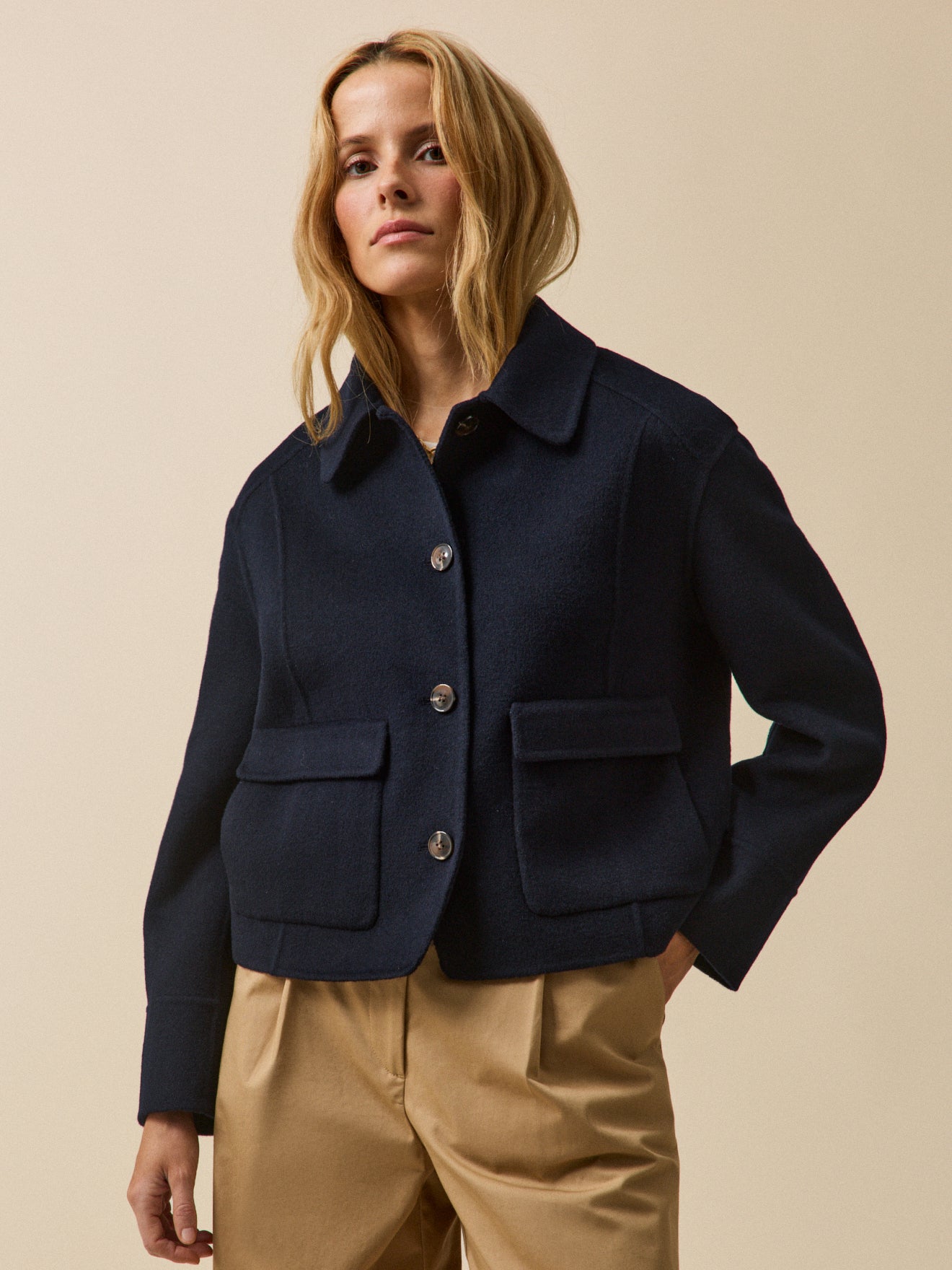 Geknöpfte Damenweste aus zweiseitigem Wolltuch