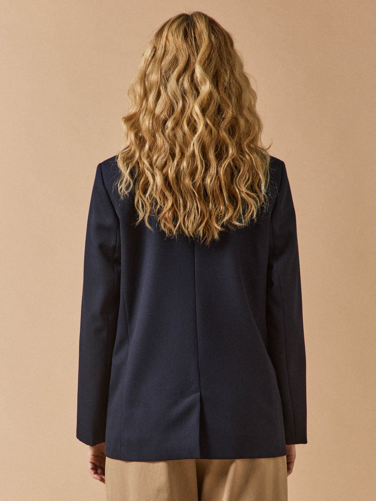 Einfarbiger Damen-Blazer aus Twill mit goldfarbenen Knöpfen