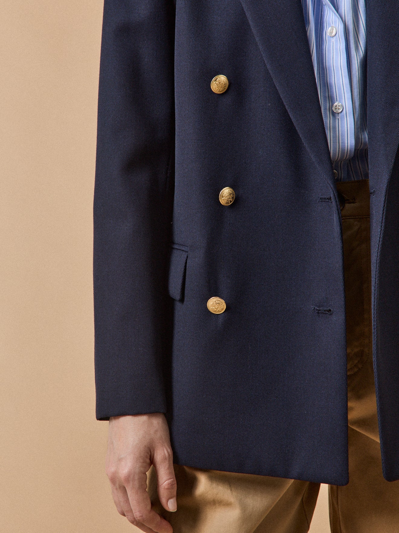 Einfarbiger Damen-Blazer aus Twill mit goldfarbenen Knöpfen