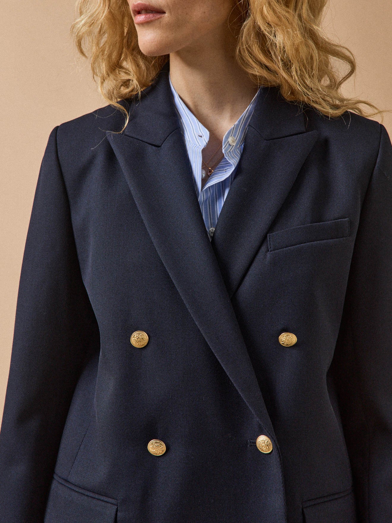 Einfarbiger Damen-Blazer aus Twill mit goldfarbenen Knöpfen