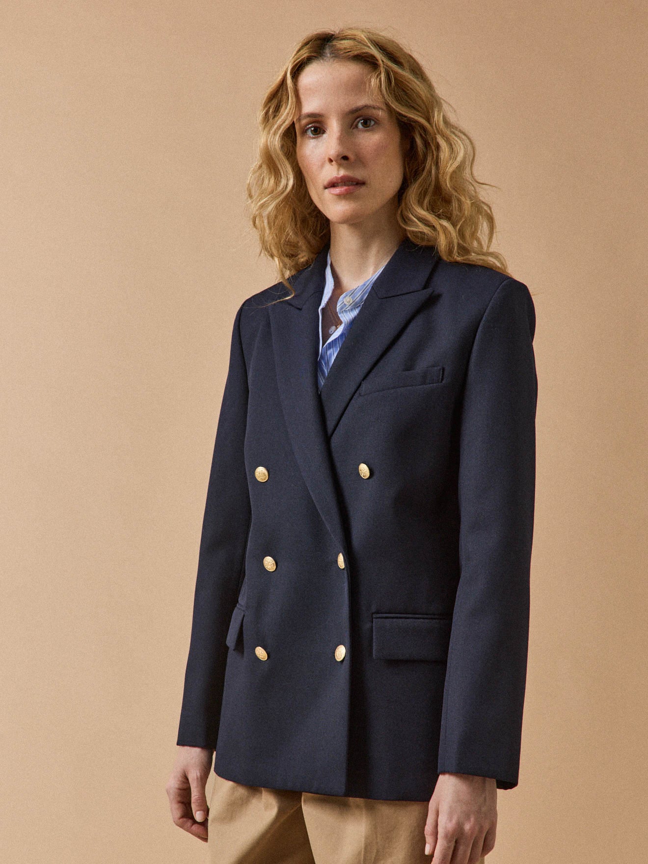 Einfarbiger Damen-Blazer aus Twill mit goldfarbenen Knöpfen