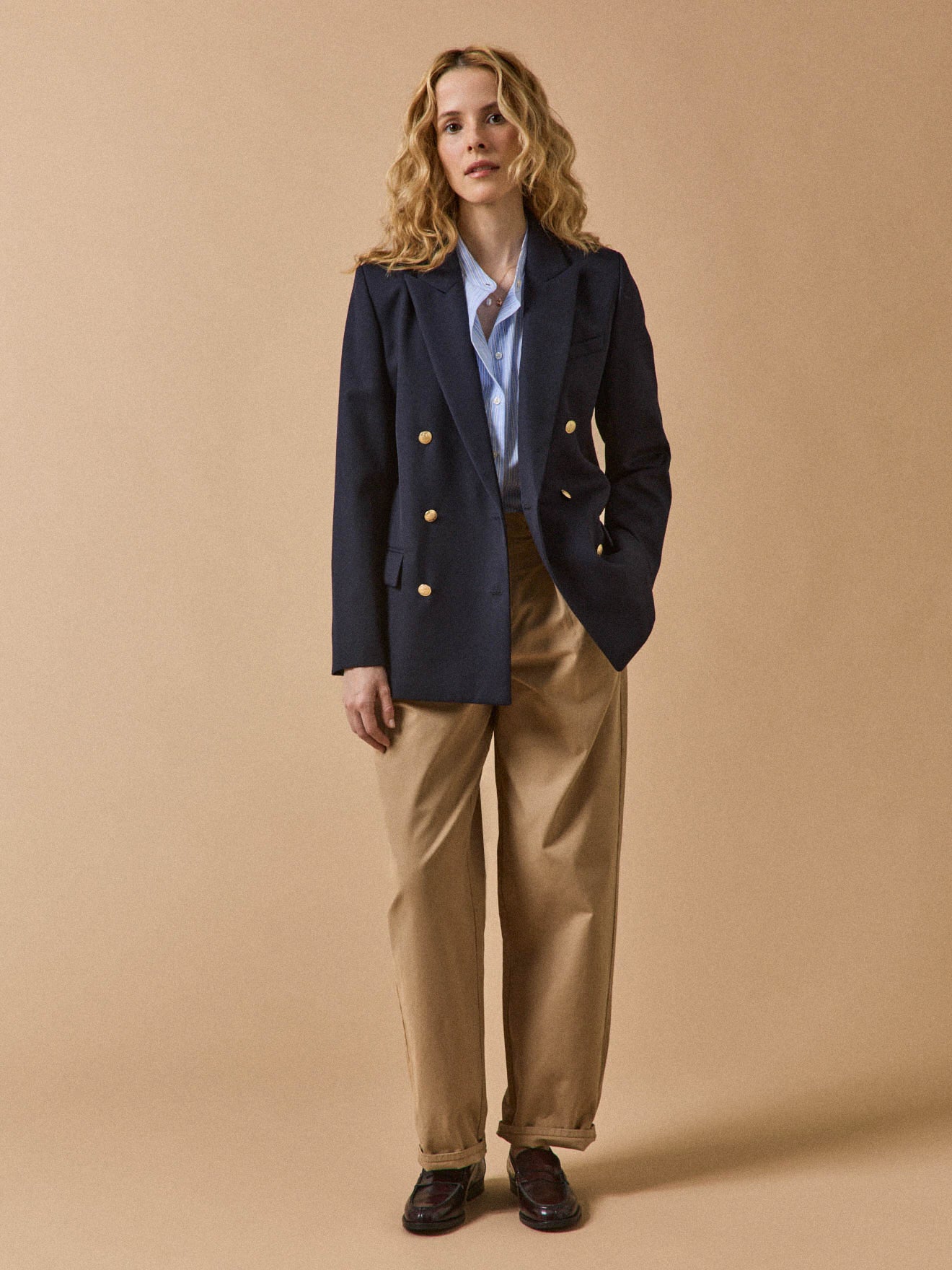 Einfarbiger Damen-Blazer aus Twill mit goldfarbenen Knöpfen