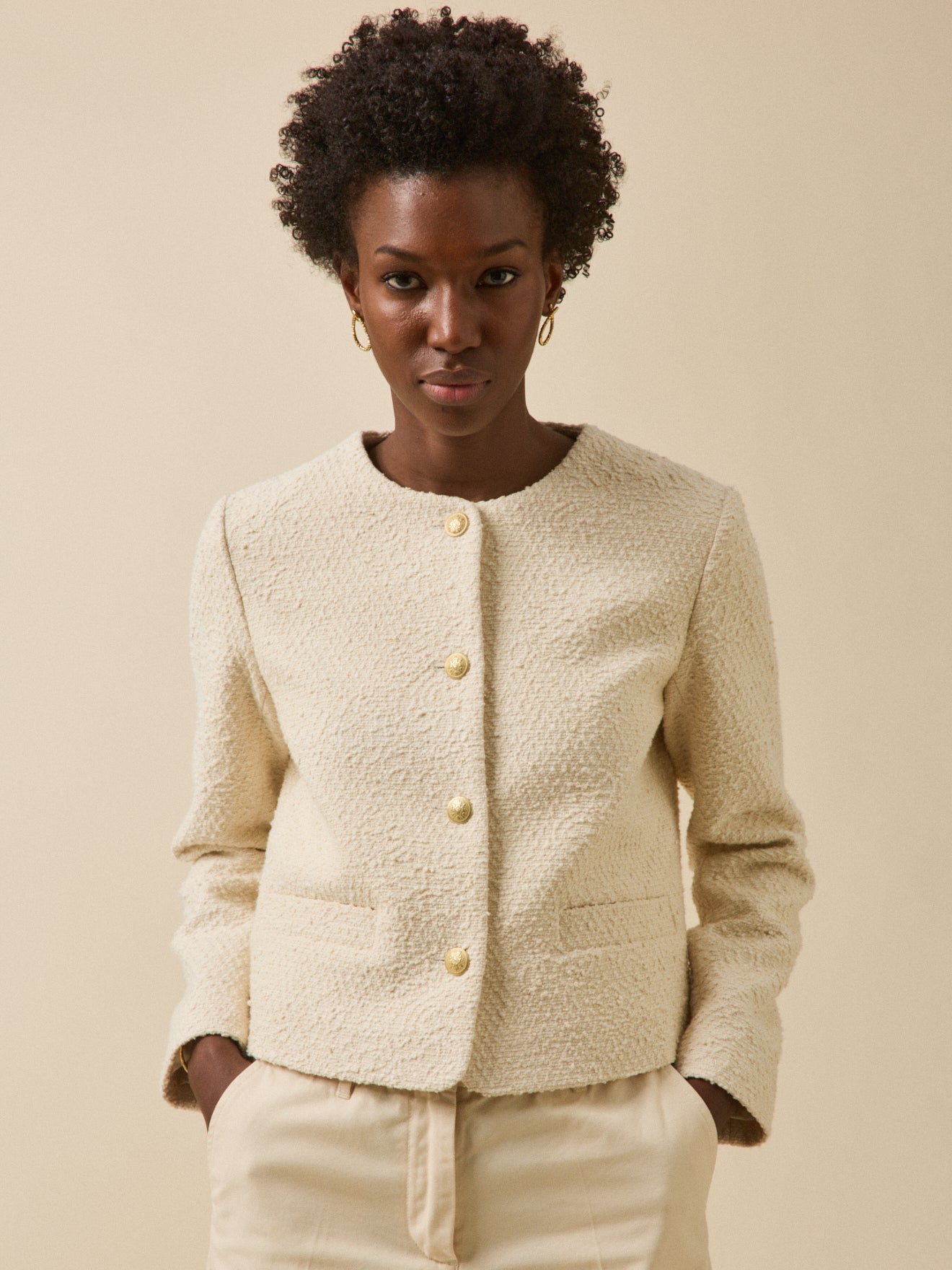 Einfarbige Damenjacke aus Twill ohne Kragen