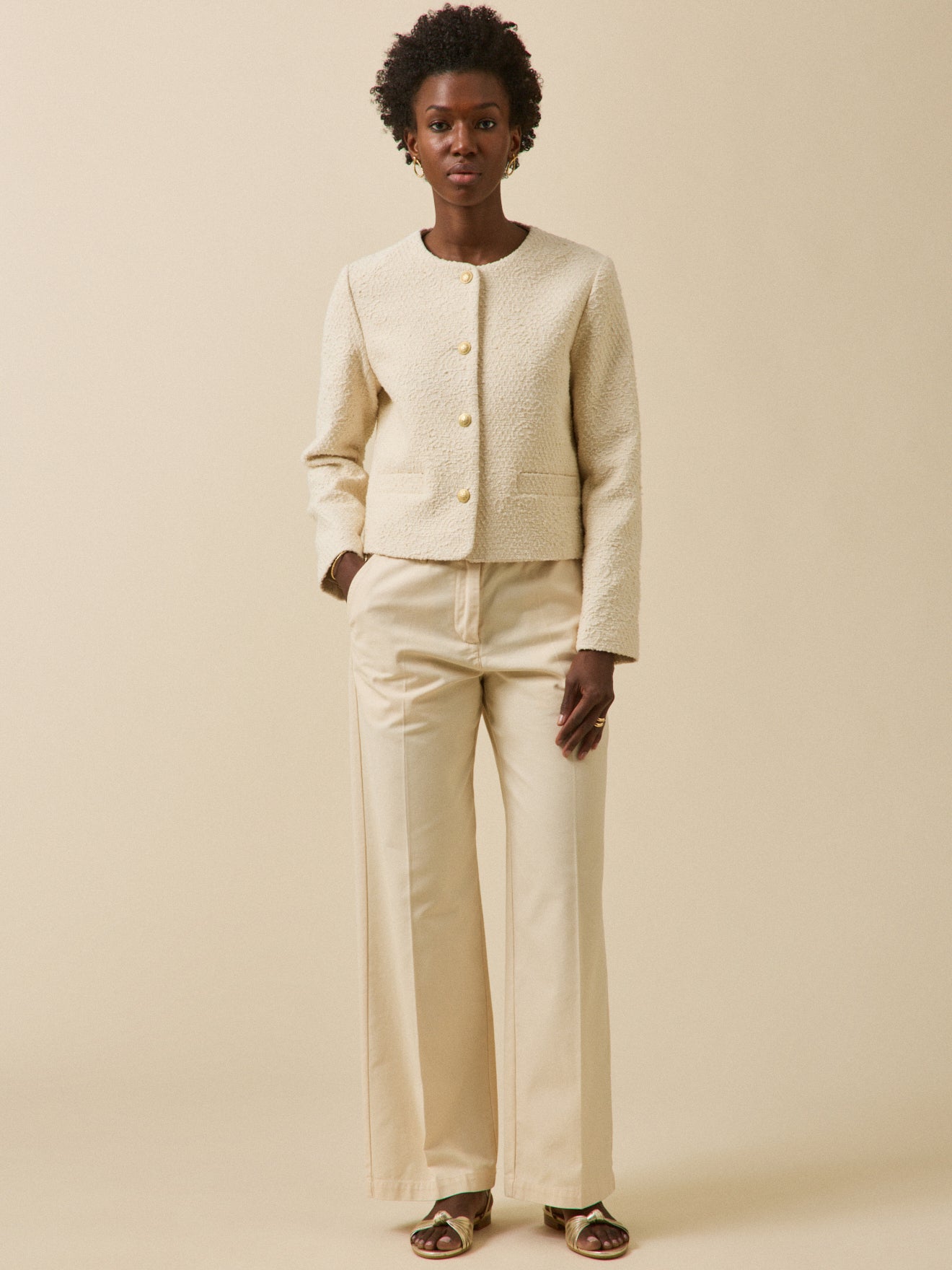 Einfarbige Damenjacke aus Twill ohne Kragen