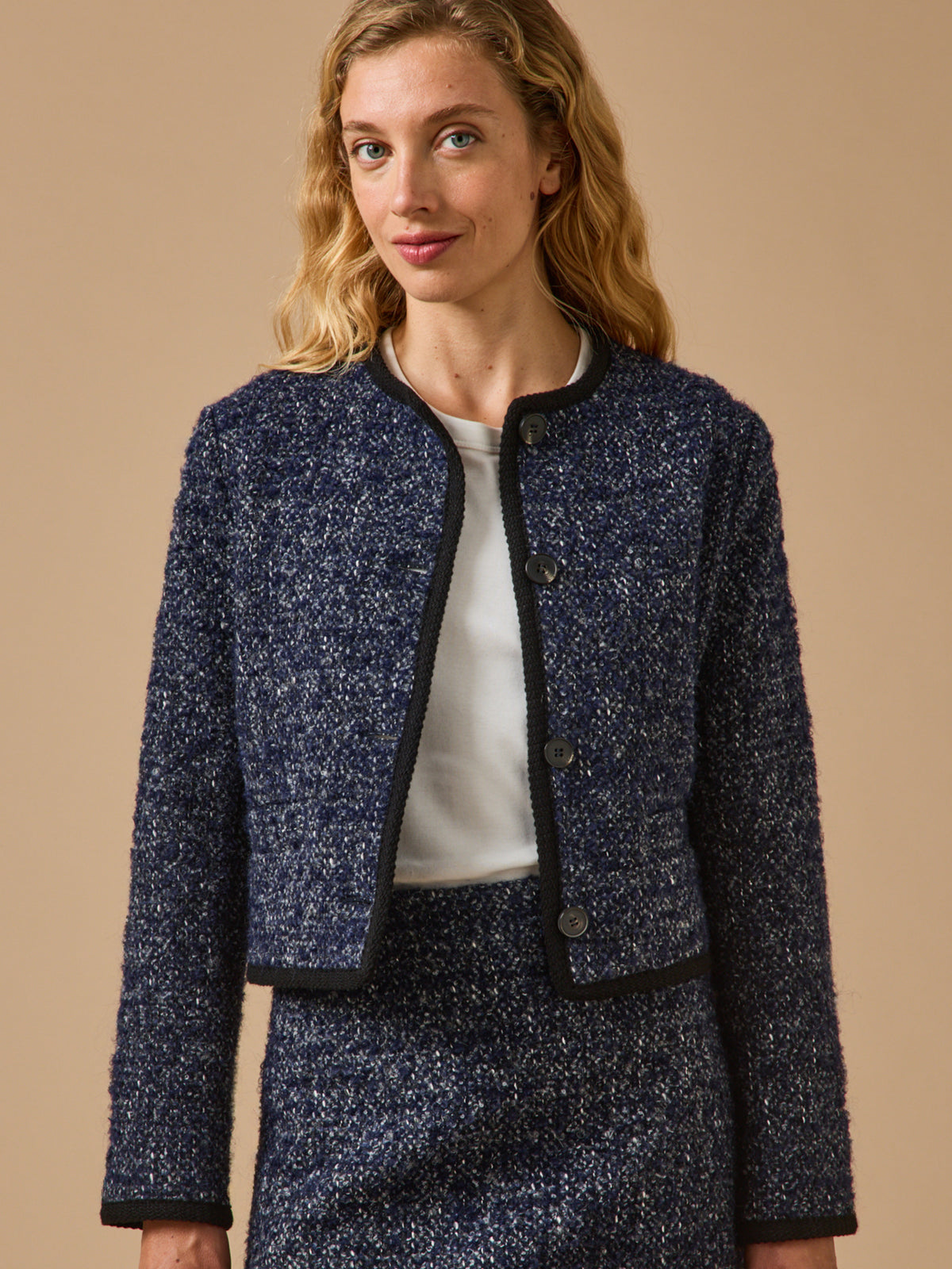 Damenjacke ohne Kragen aus Tweed