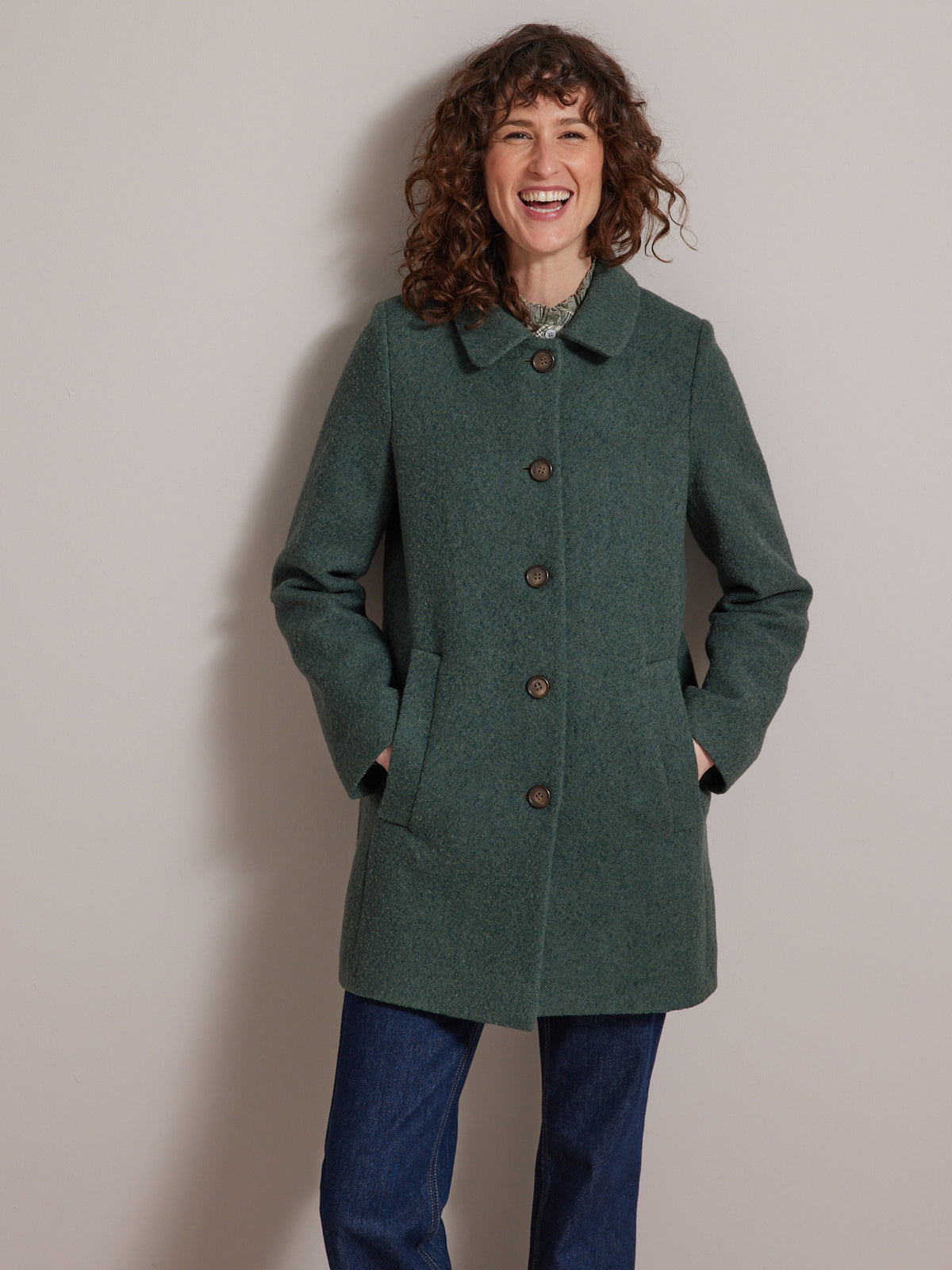Einfarbige kurze Damenjacke aus Wolltuch