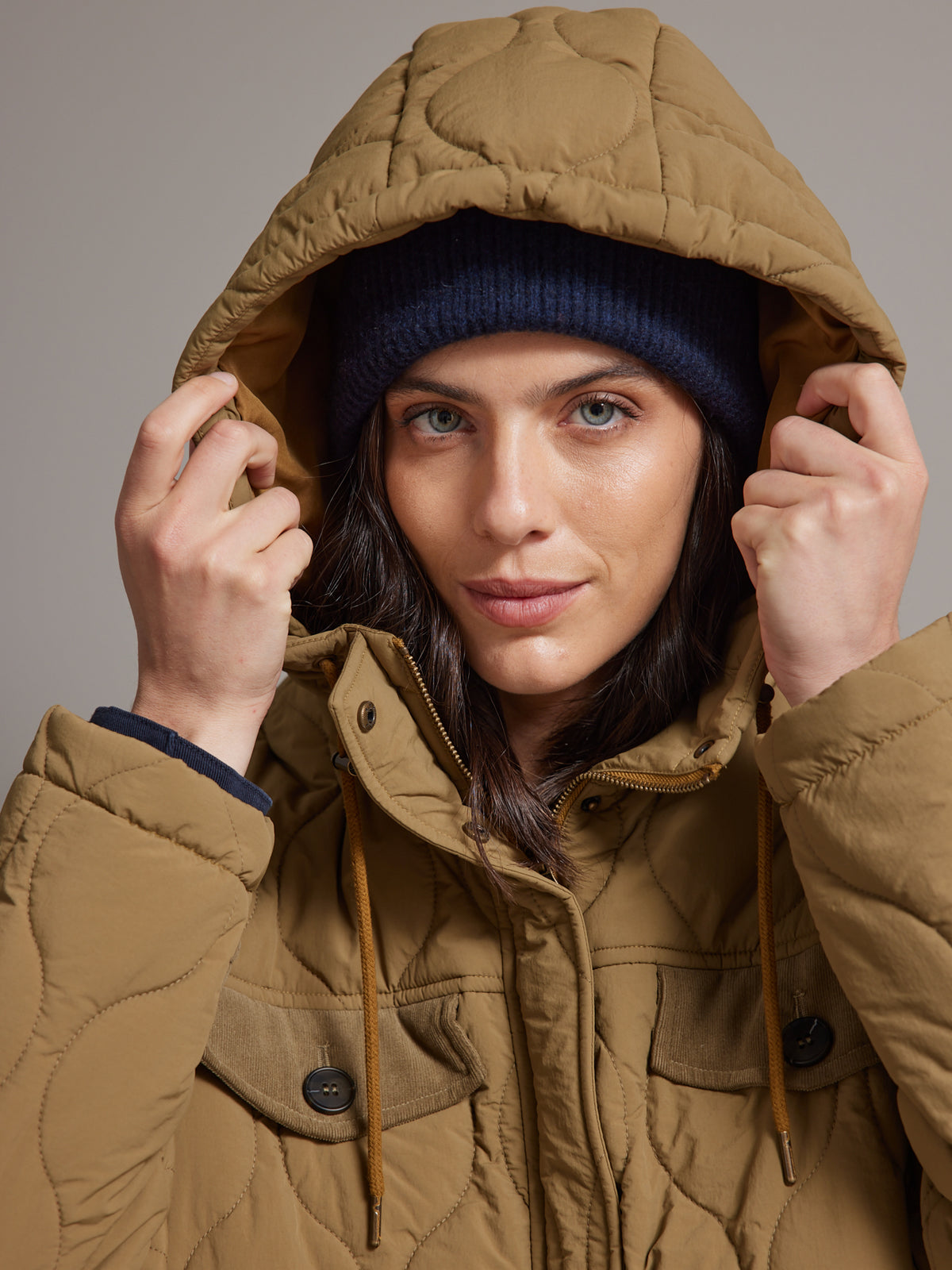 Langer Damen-Parka mit Wattierung und Velours-Details