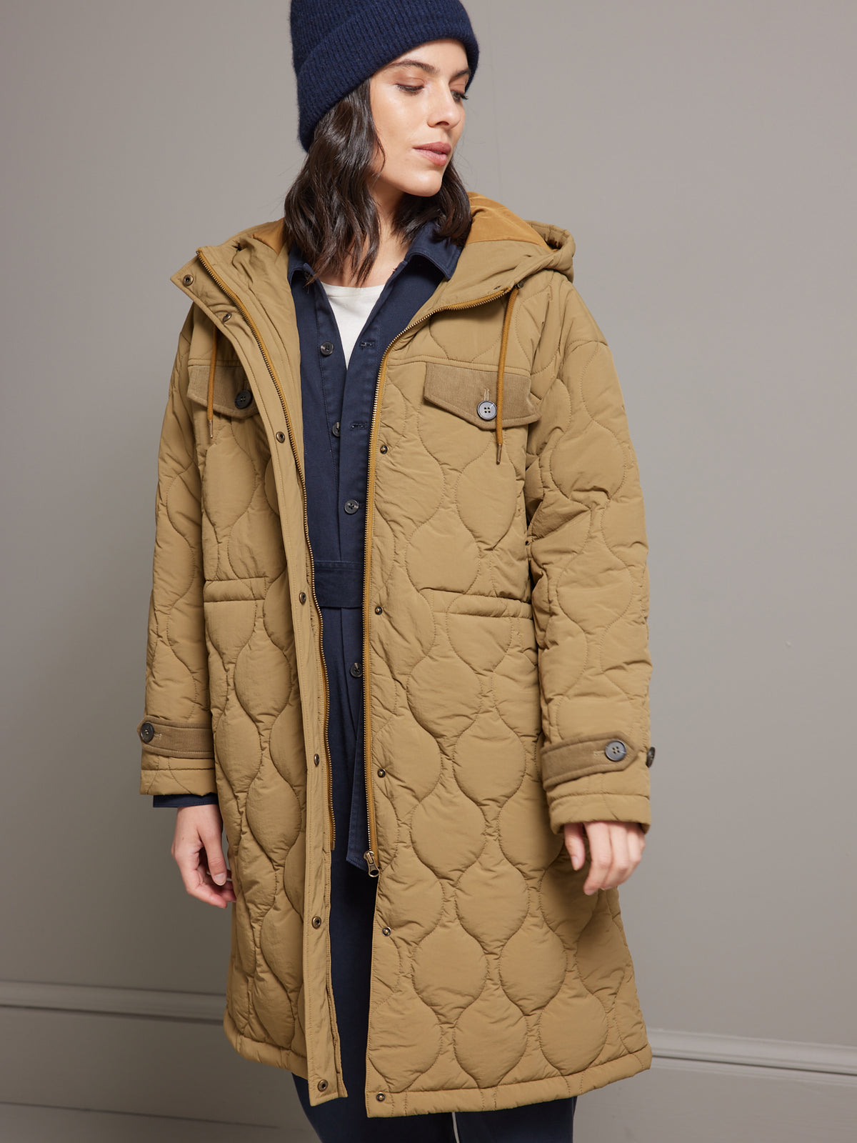 Langer Damen-Parka mit Wattierung und Velours-Details