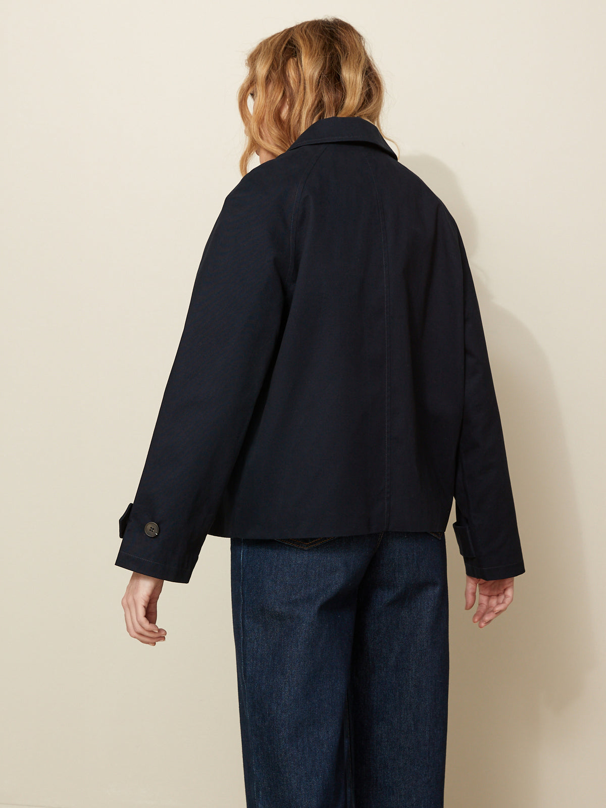 Kurzer Damen-Trenchcoat mit doppelter Knopfreihe