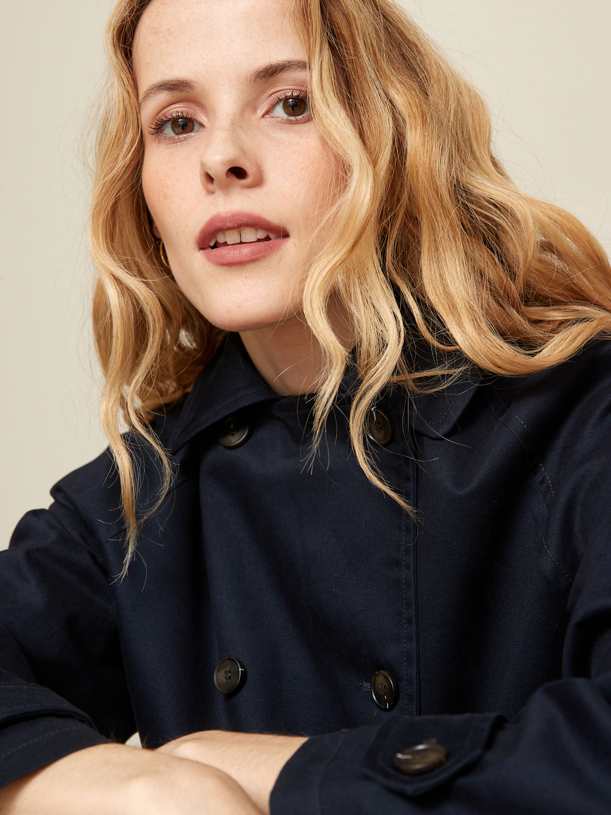 Kurzer Damen-Trenchcoat mit doppelter Knopfreihe