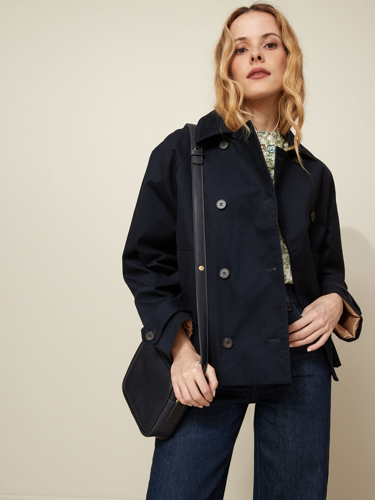 Kurzer Damen-Trenchcoat mit doppelter Knopfreihe