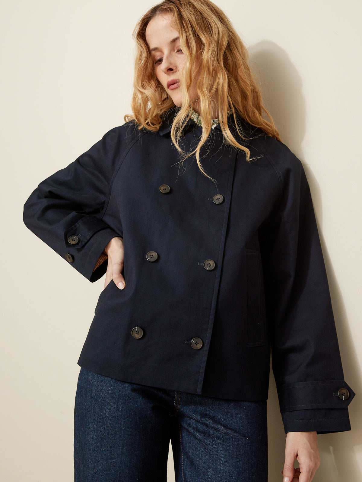 Kurzer Damen-Trenchcoat mit doppelter Knopfreihe