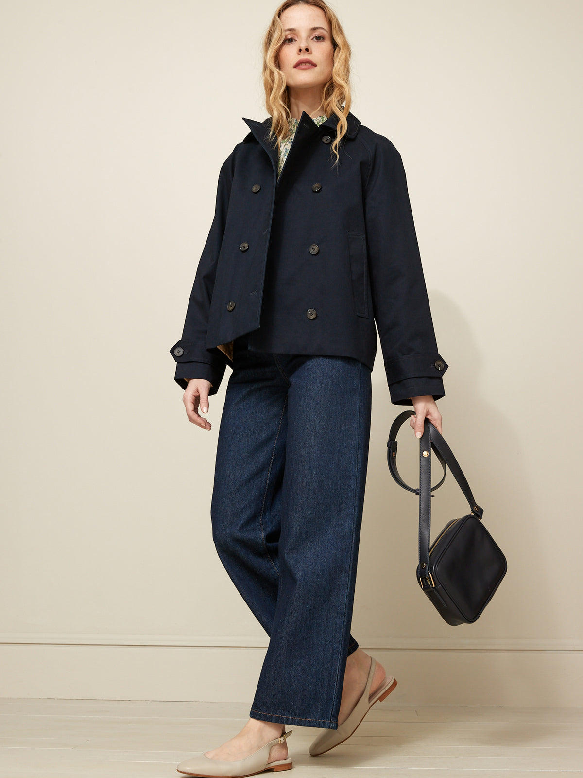 Kurzer Damen-Trenchcoat mit doppelter Knopfreihe