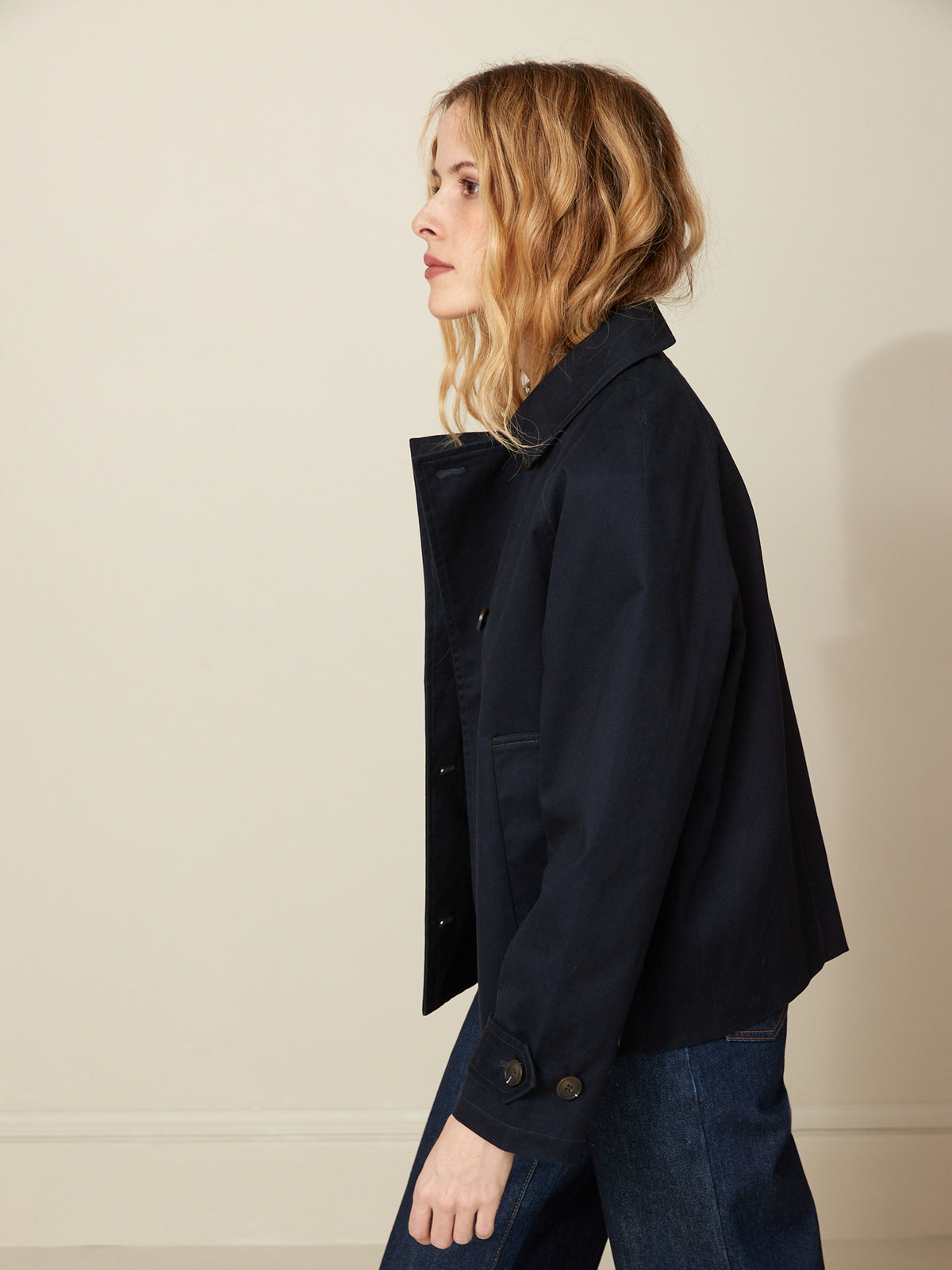 Kurzer Damen-Trenchcoat mit doppelter Knopfreihe
