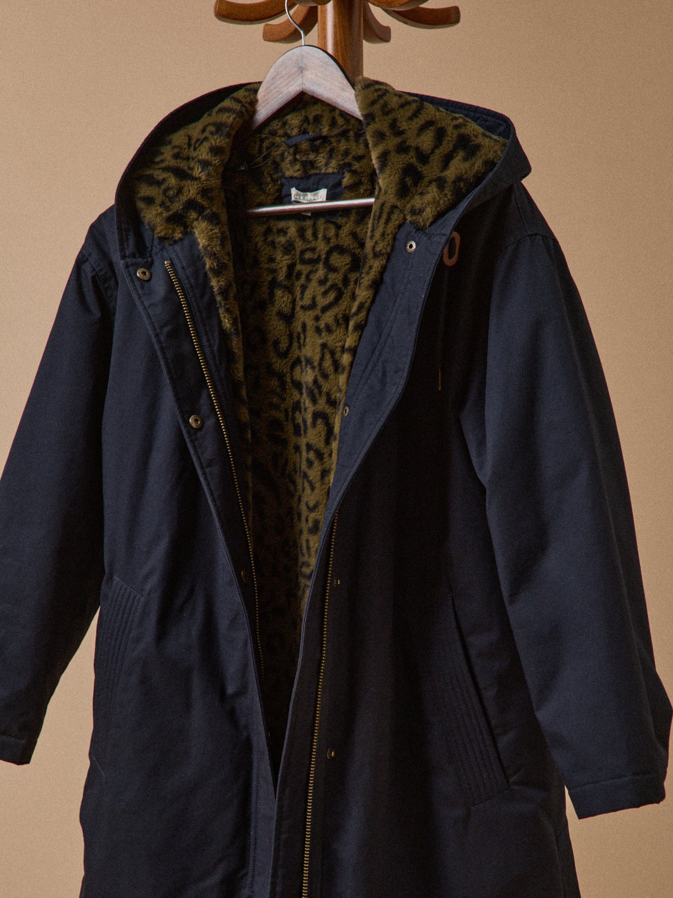 Halblanger und gefütterter Damen-Parka aus Webpelz