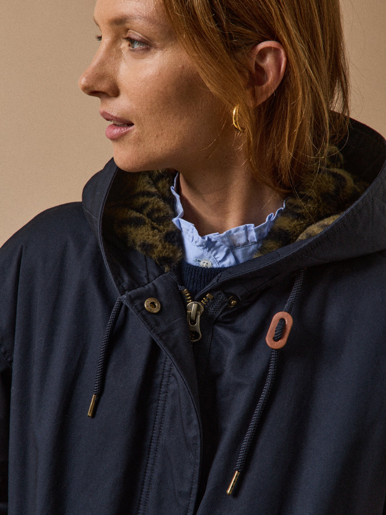 Halblanger und gefütterter Damen-Parka aus Webpelz