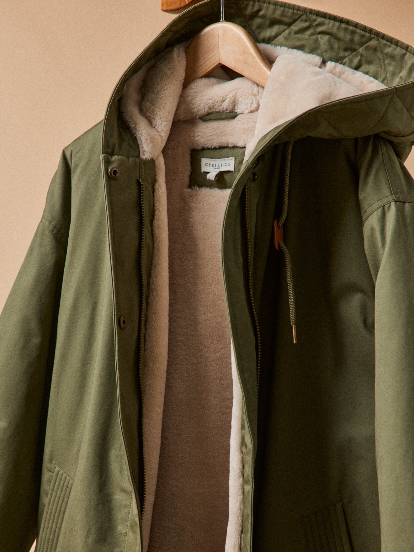 Halblanger und gefütterter Damen-Parka aus Webpelz