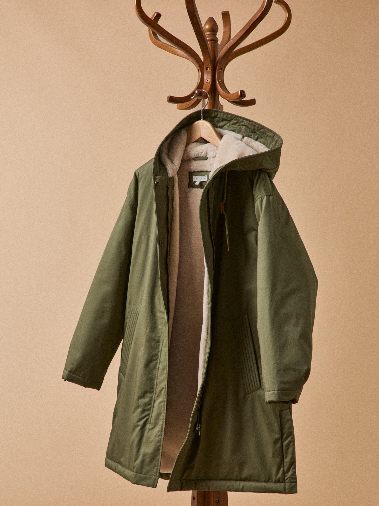 Halblanger und gefütterter Damen-Parka aus Webpelz