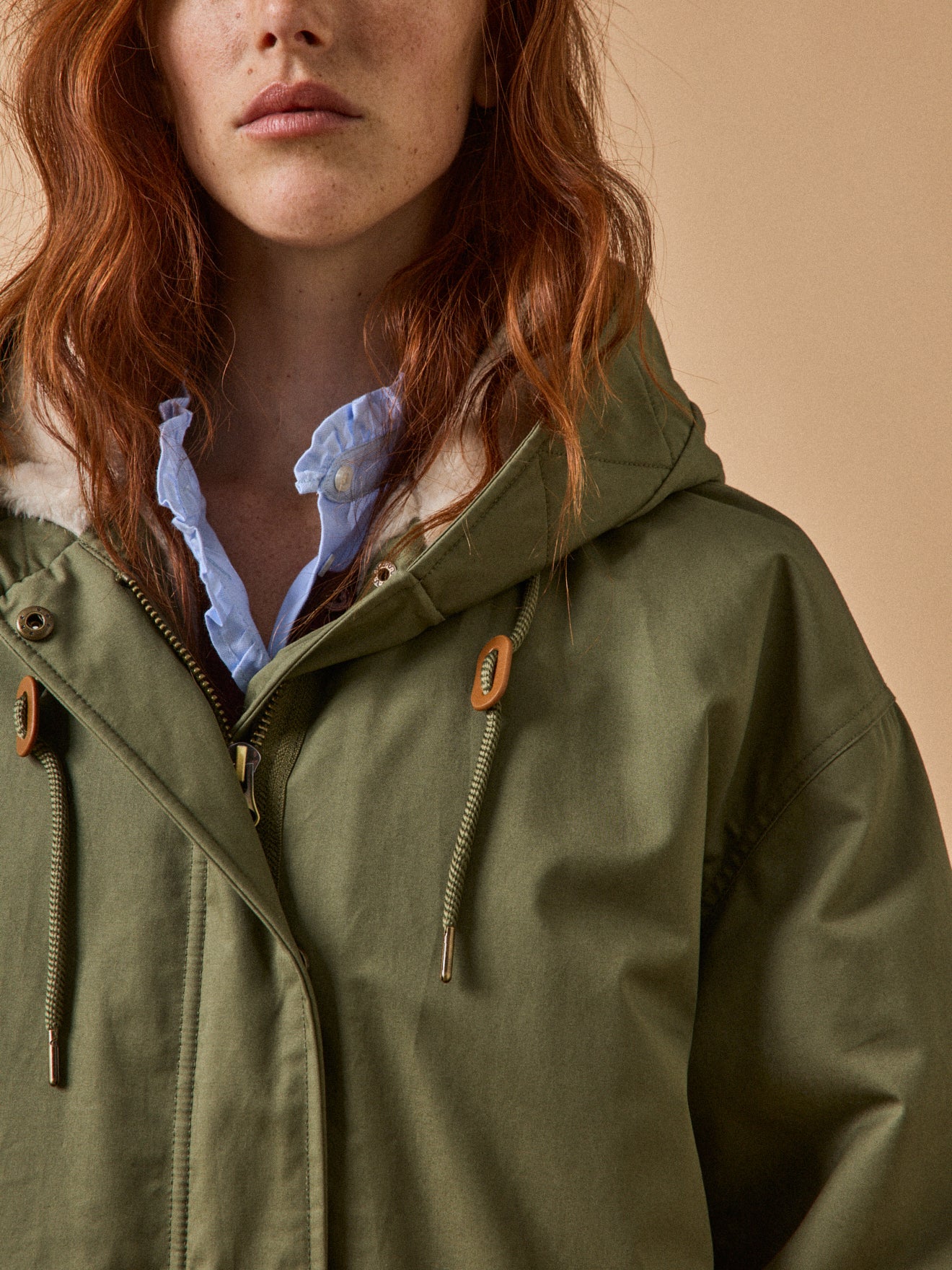 Halblanger und gefütterter Damen-Parka aus Webpelz