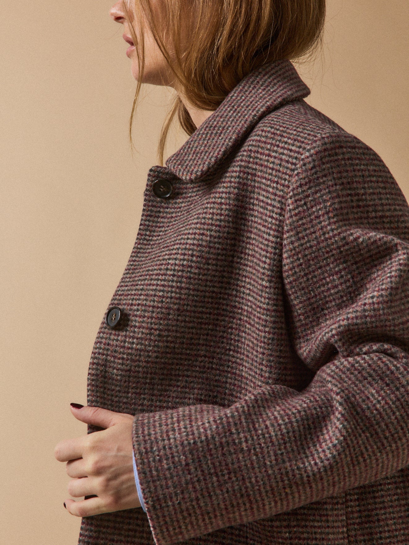 Kurzer Damenmantel aus Wolltuch mit Karos