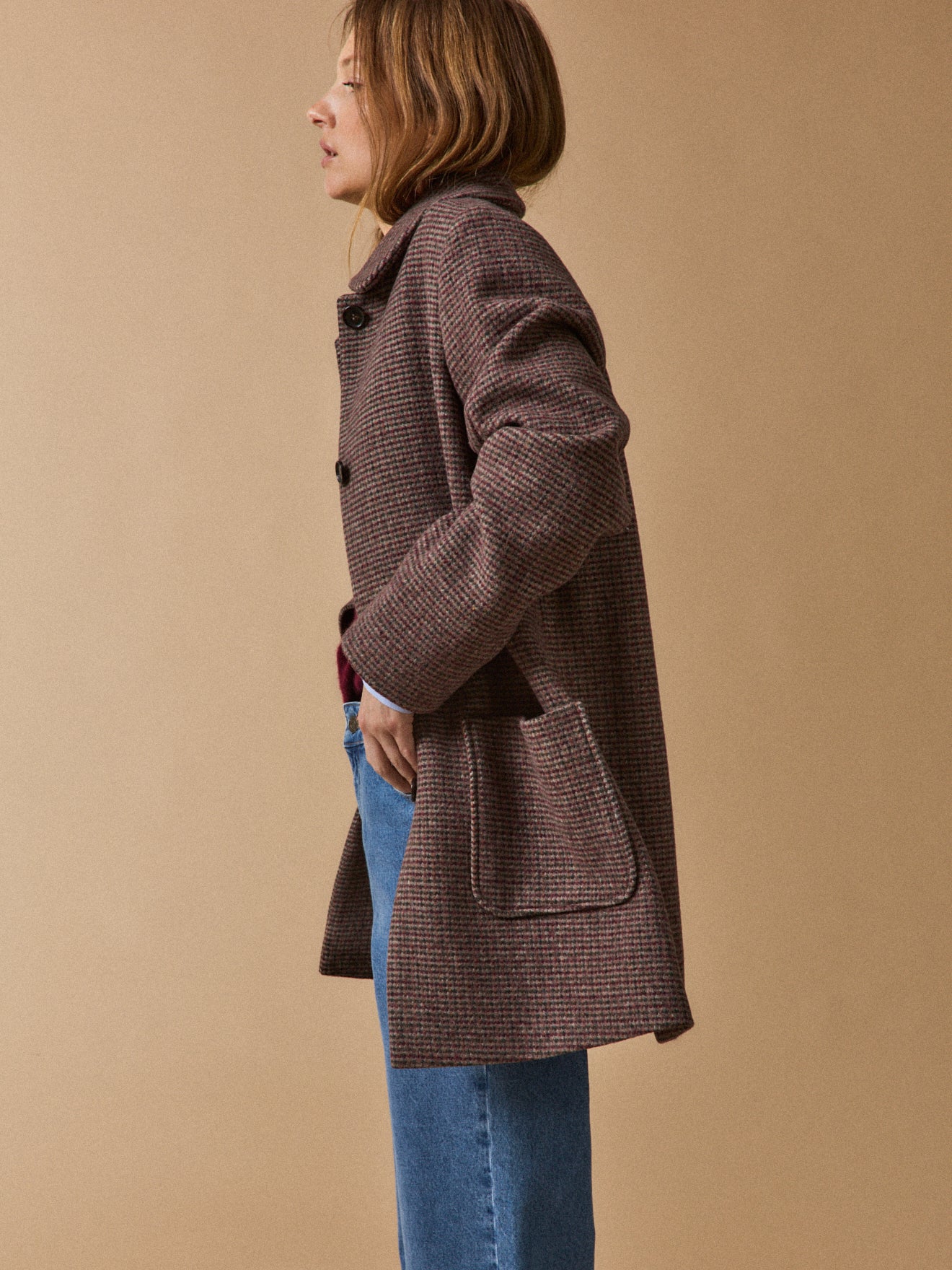 Kurzer Damenmantel aus Wolltuch mit Karos