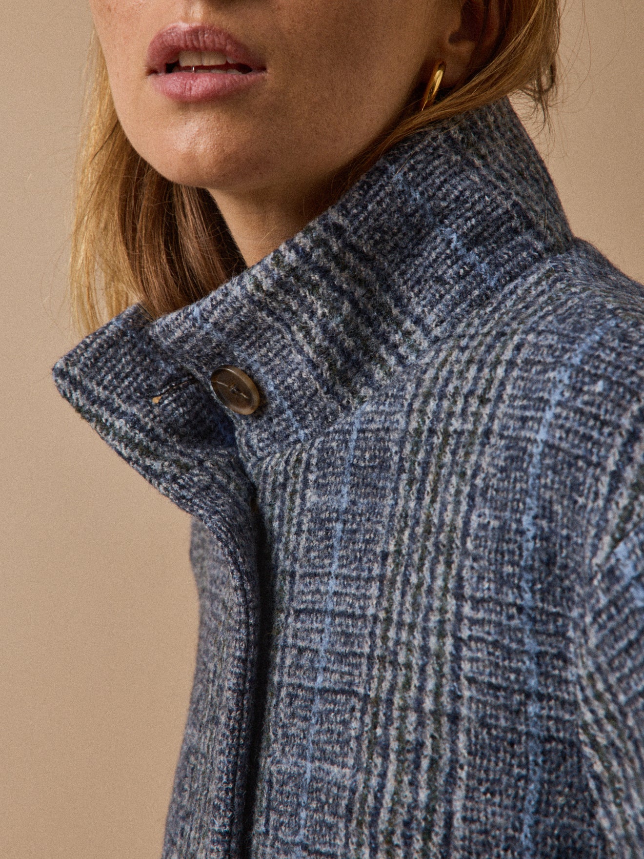 Damenmantel mit Stehkragen aus kariertem Wolltuch