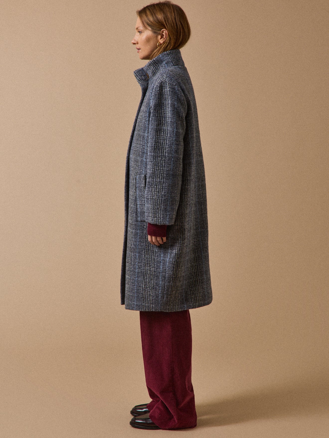 Damenmantel mit Stehkragen aus kariertem Wolltuch