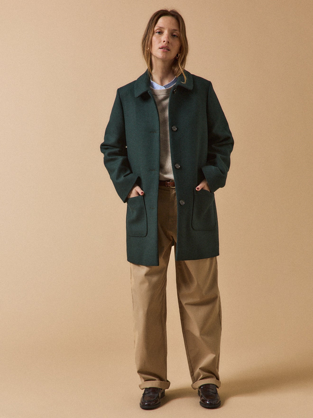 Einfarbiger Damenmantel aus Wolltuch