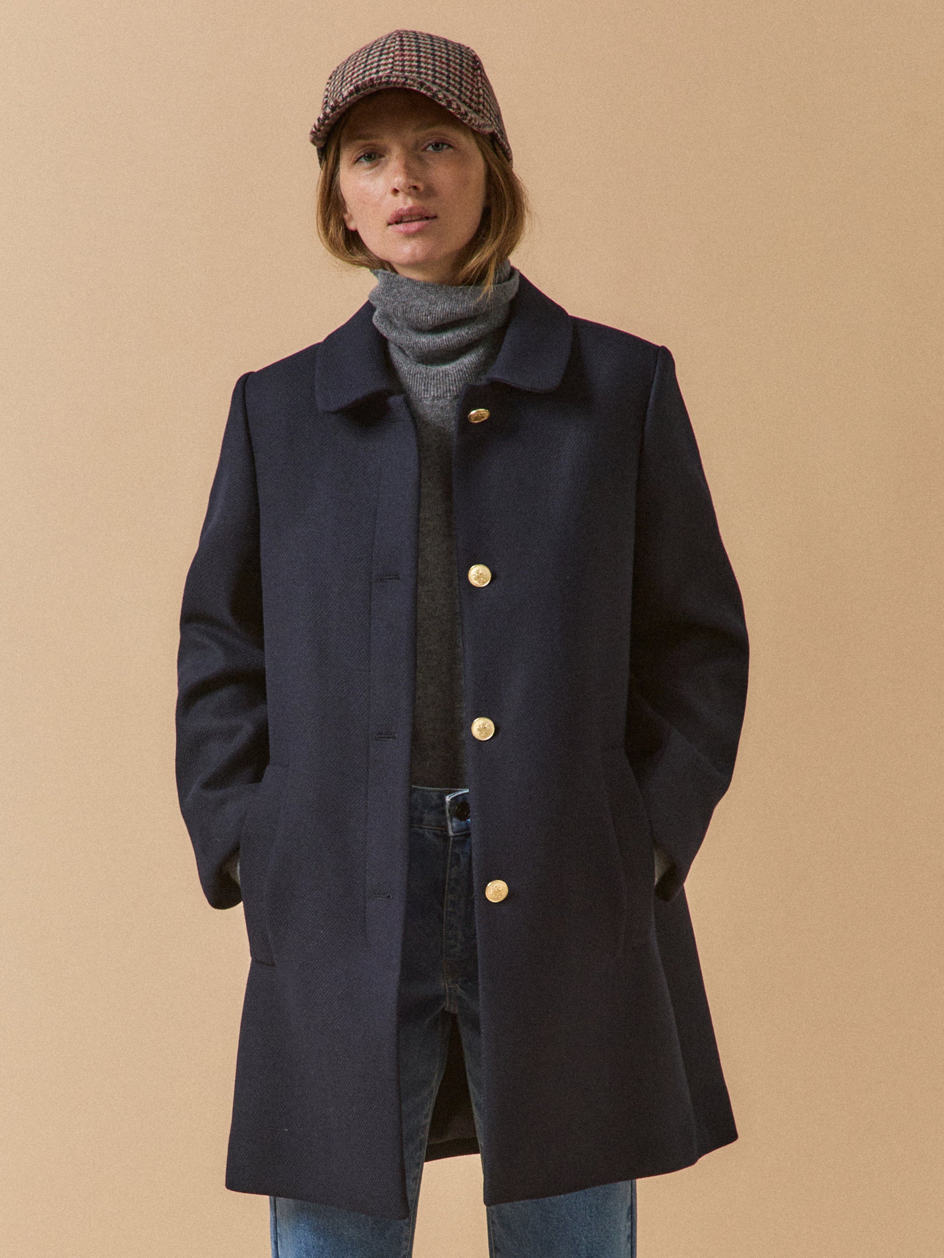 Kurzer und einfarbiger Damenmantel aus Wolltuch