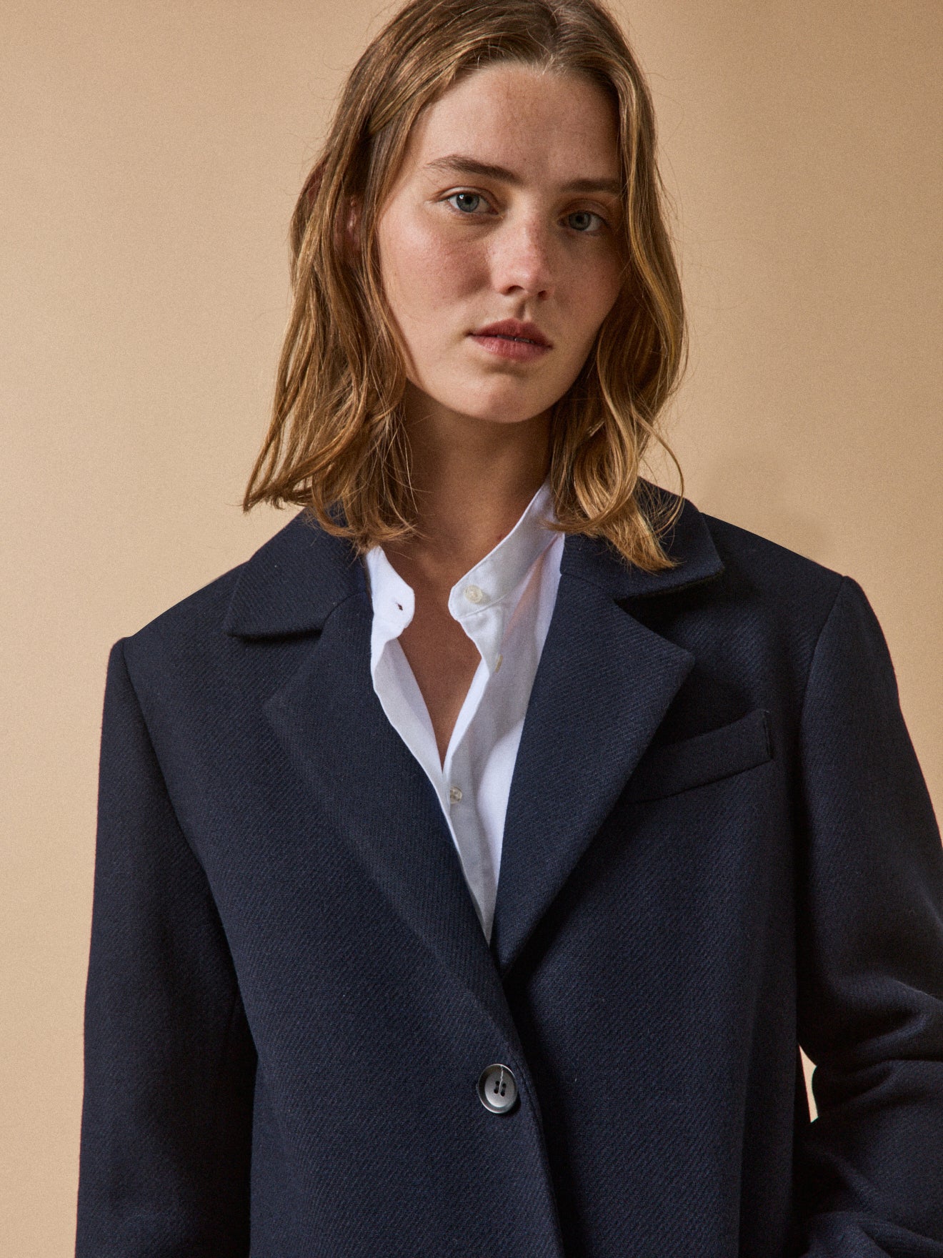 Langer und einfarbiger Damenmantel mit klassischem Kragen aus Wolltuch