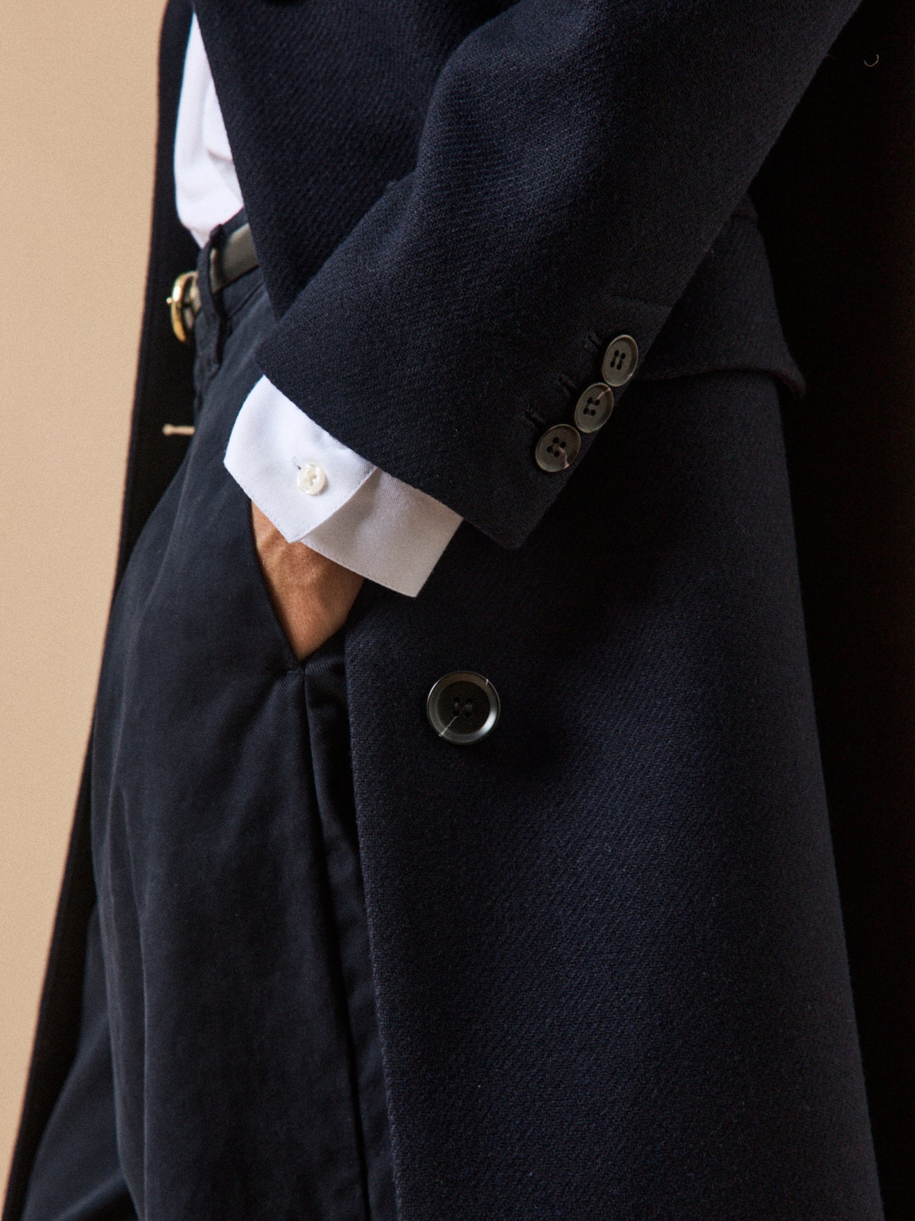 Langer und einfarbiger Damenmantel mit klassischem Kragen aus Wolltuch