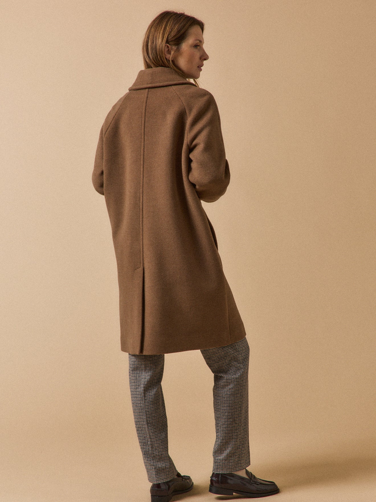 Halblanger Damenmantel mit Raglanärmeln aus Wolltuch