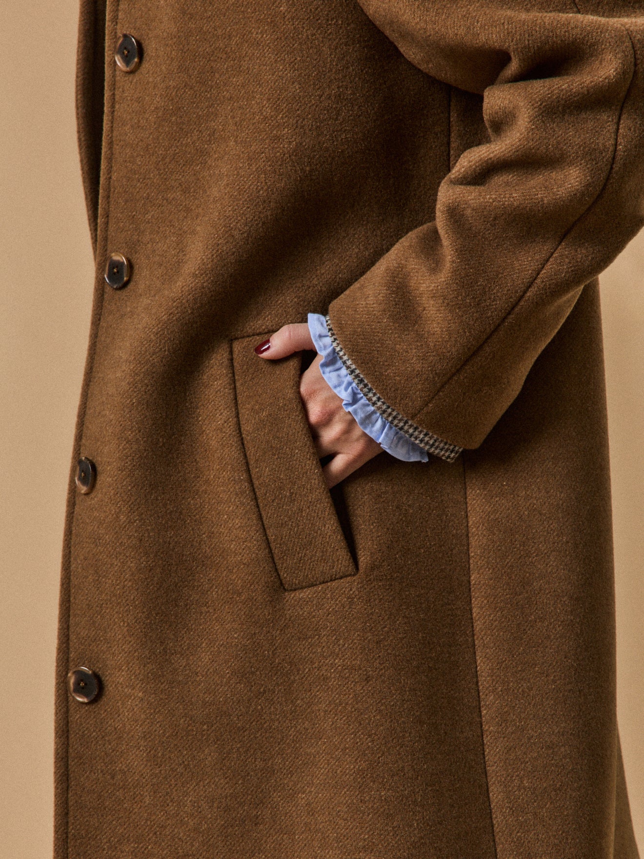 Halblanger Damenmantel mit Raglanärmeln aus Wolltuch