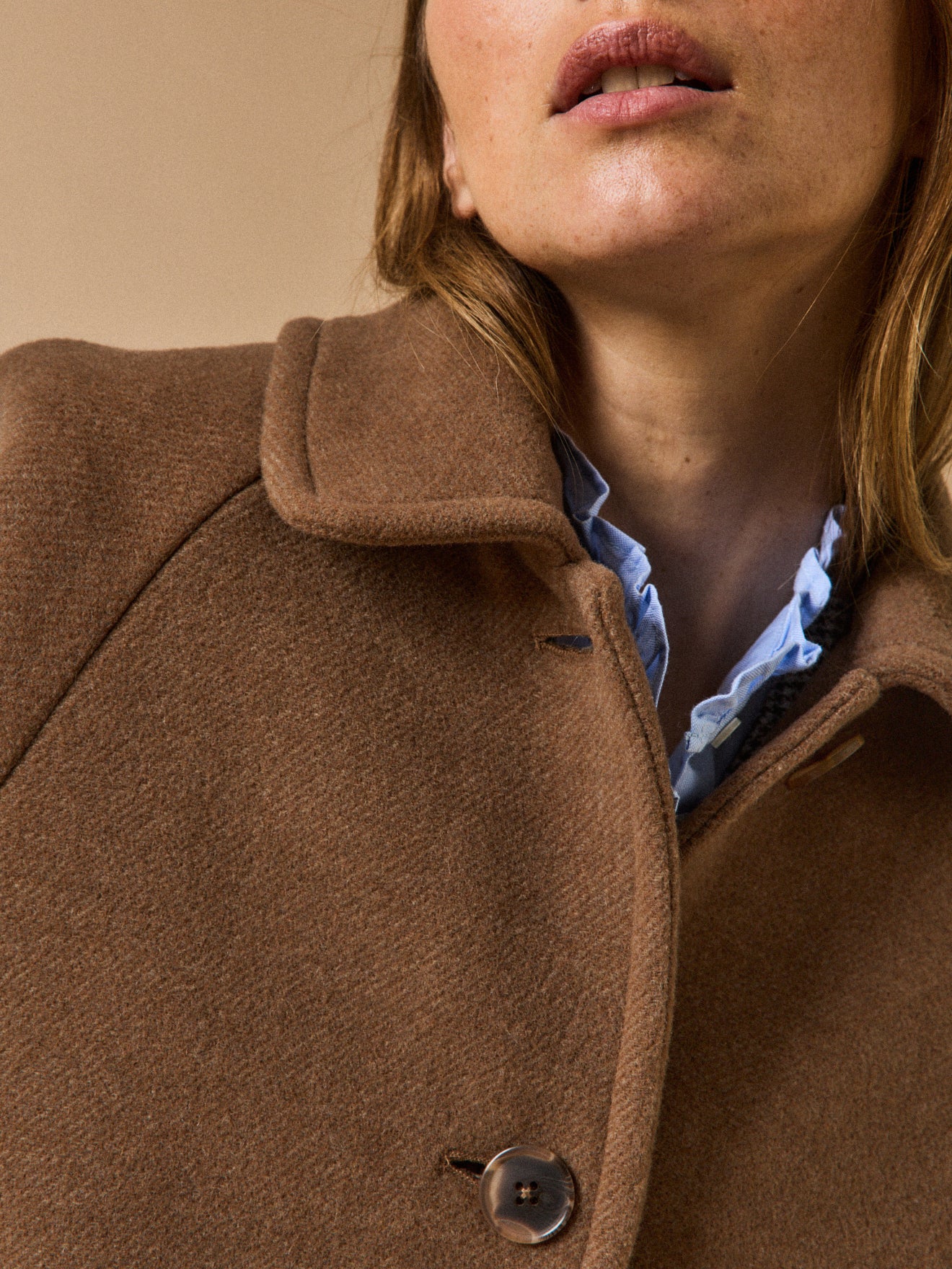 Halblanger Damenmantel mit Raglanärmeln aus Wolltuch