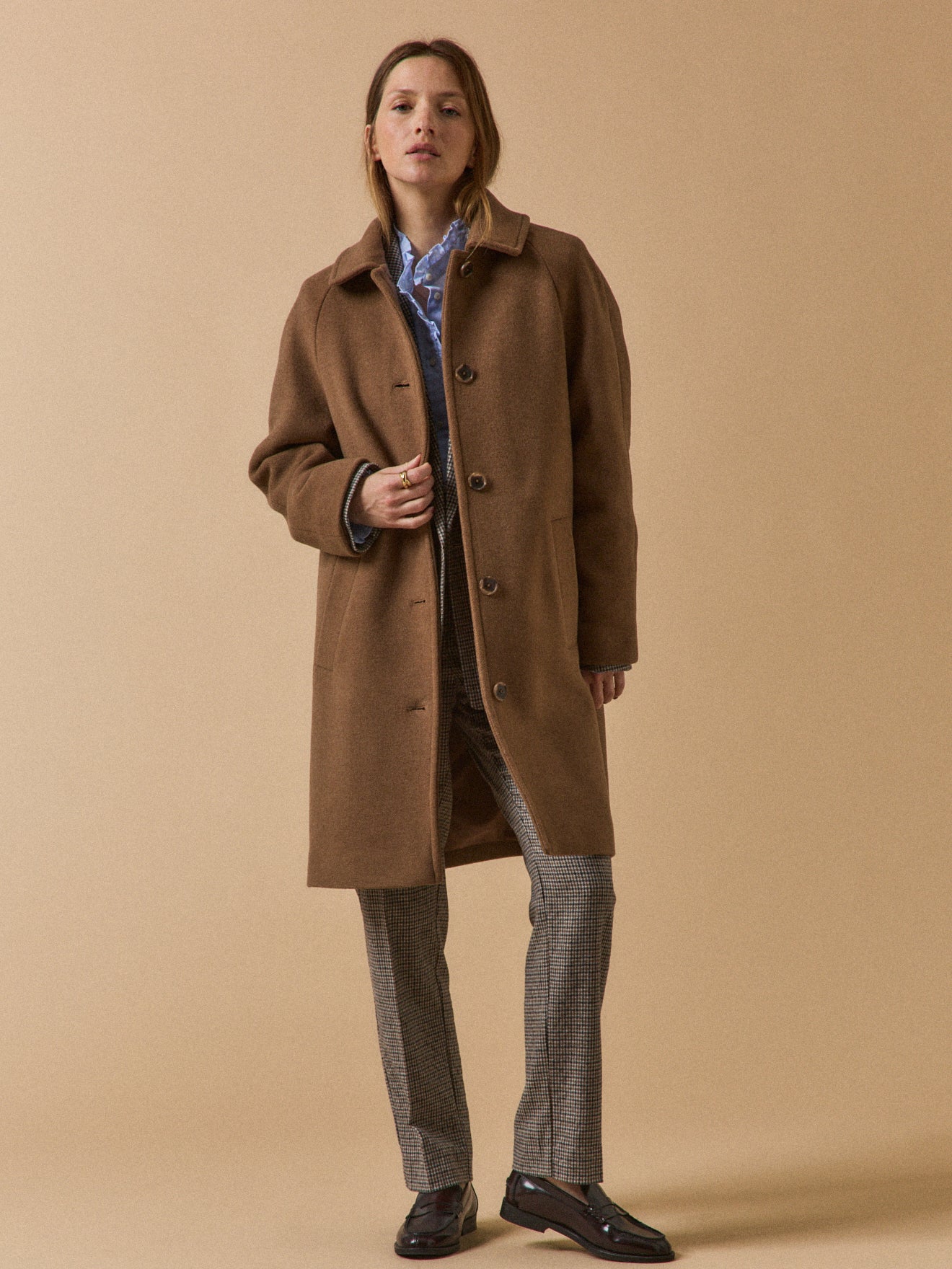 Halblanger Damenmantel mit Raglanärmeln aus Wolltuch