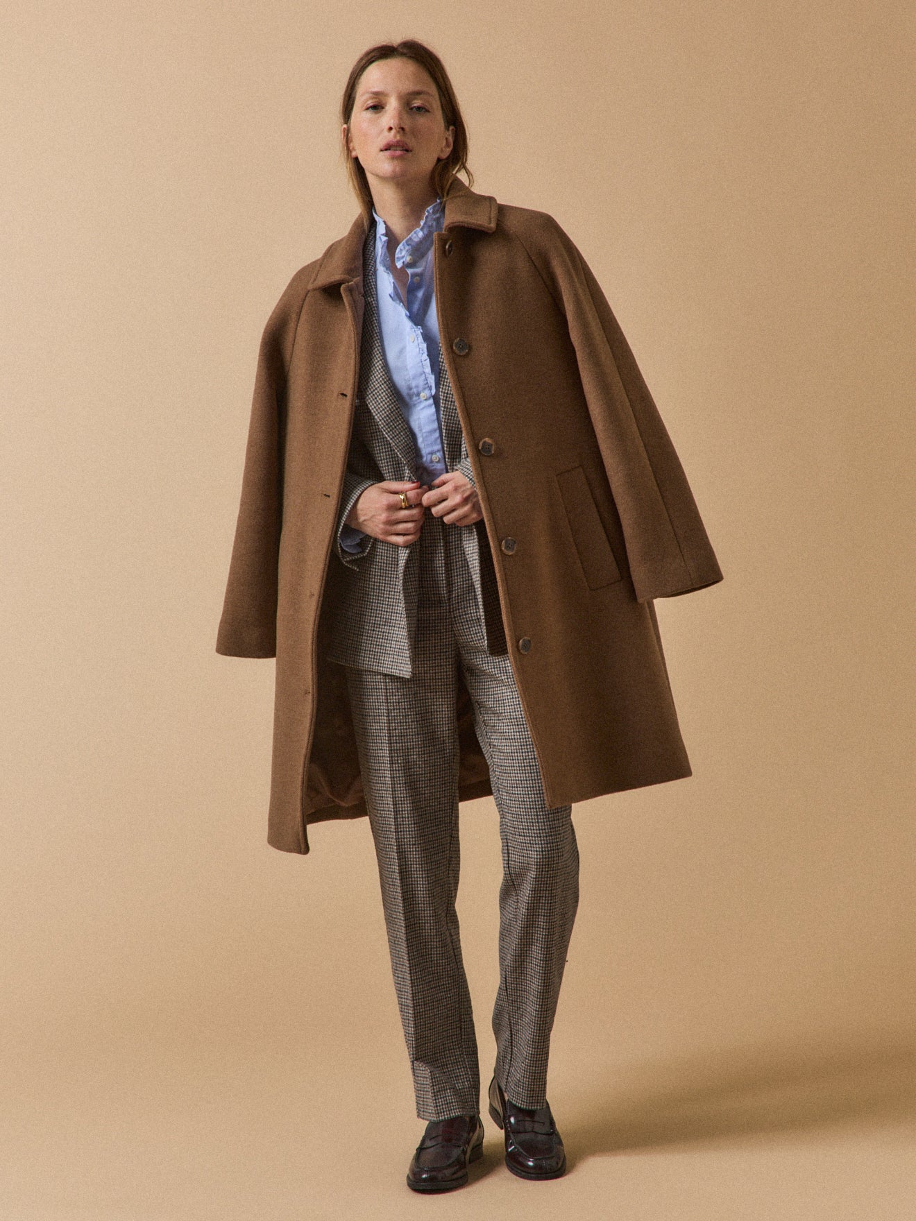 Halblanger Damenmantel mit Raglanärmeln aus Wolltuch