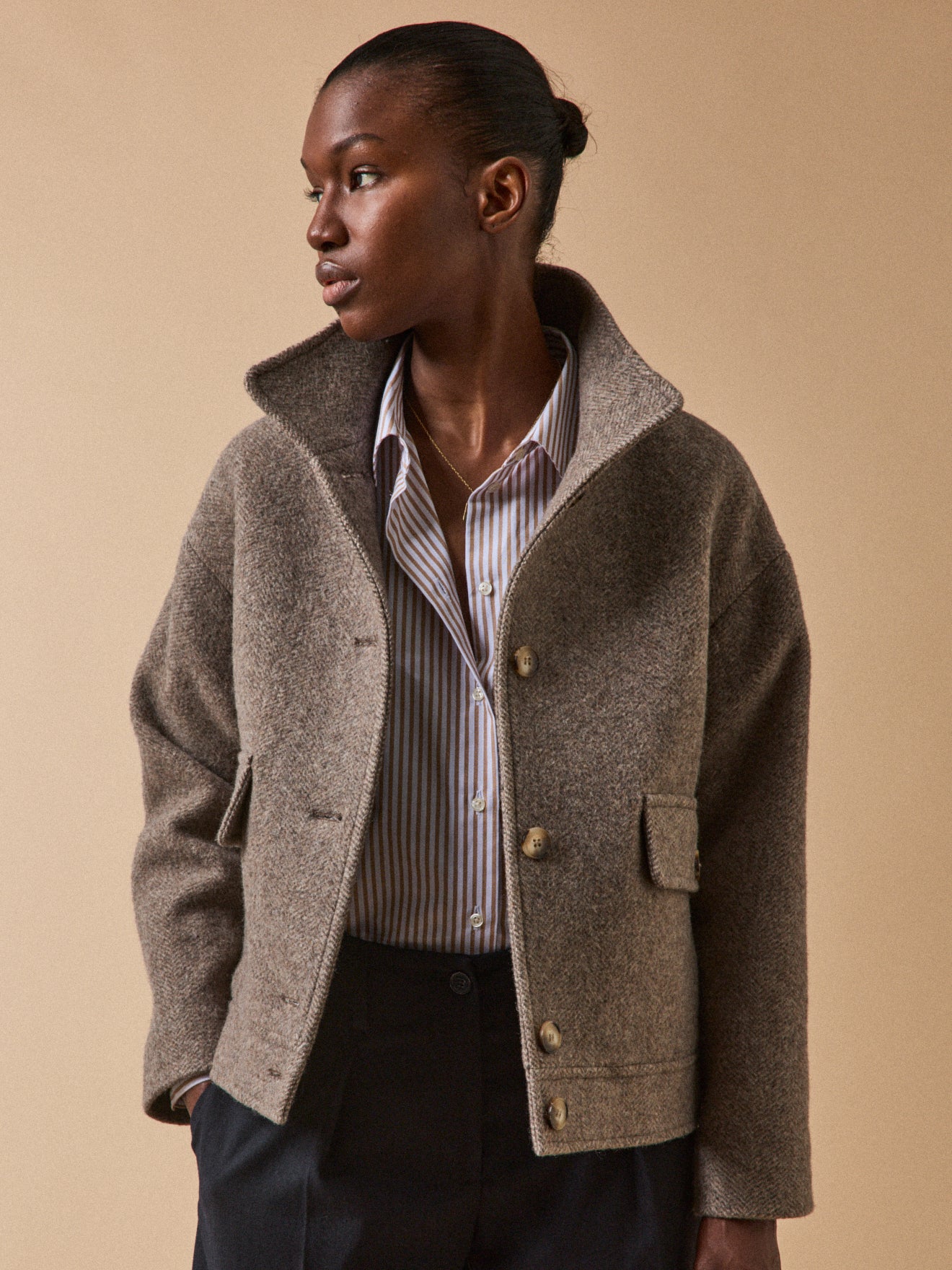 Kurzer Damenmantel aus Wolltuch mit Fischgrat