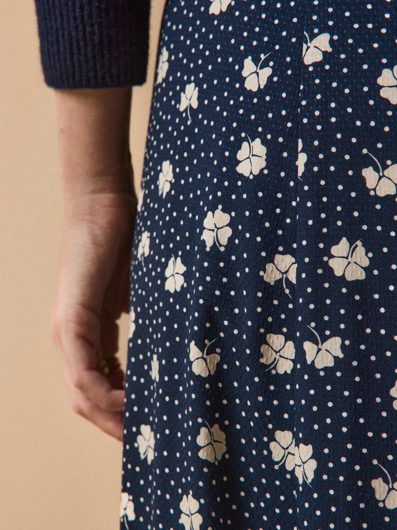 Halblanger Damenrock aus Dobby-Viskose mit Kleeblatt-Print