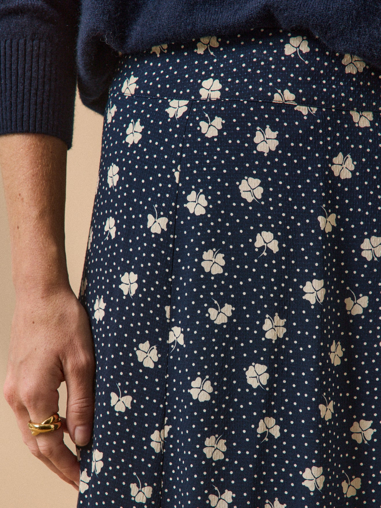 Halblanger Damenrock aus Dobby-Viskose mit Kleeblatt-Print