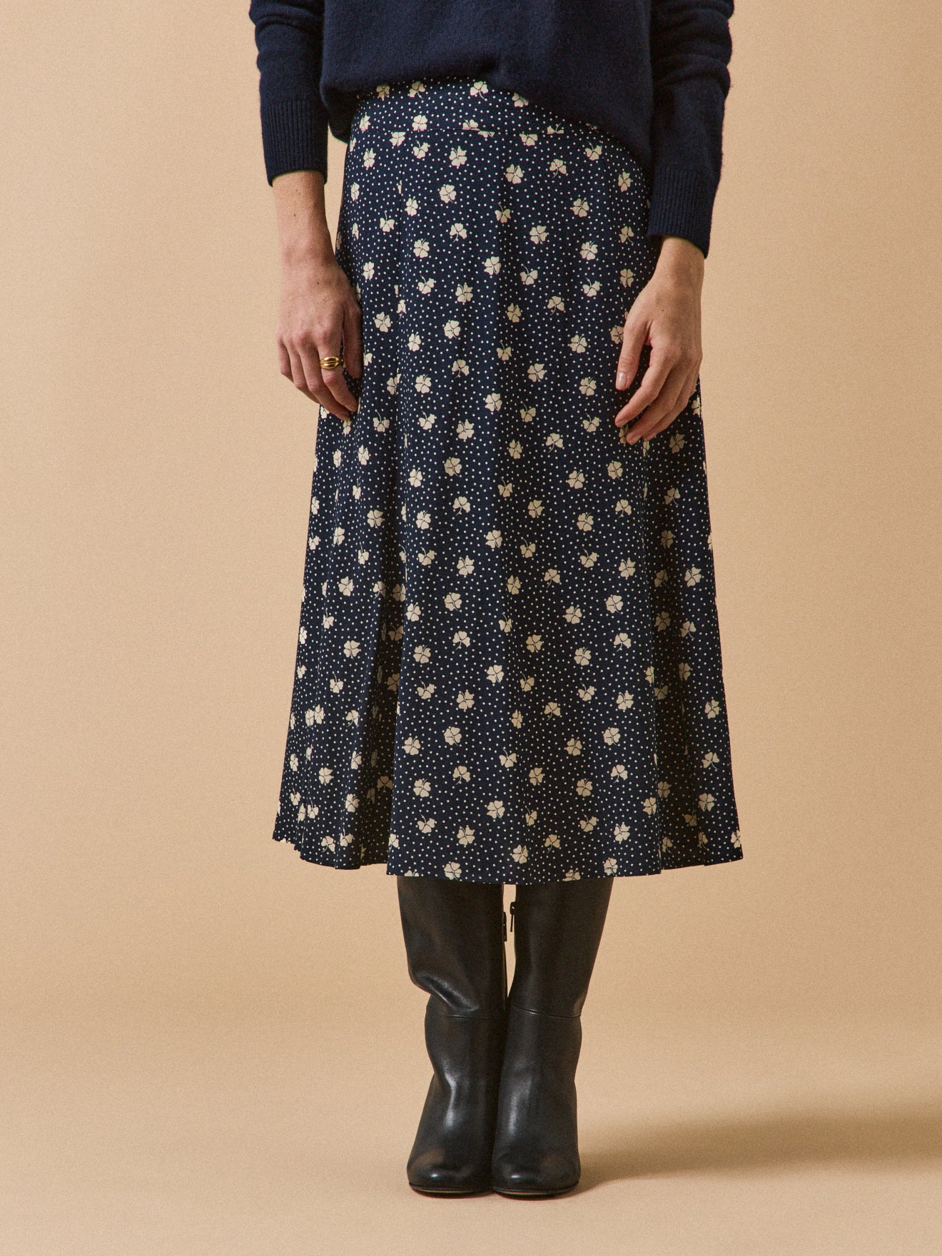 Halblanger Damenrock aus Dobby-Viskose mit Kleeblatt-Print