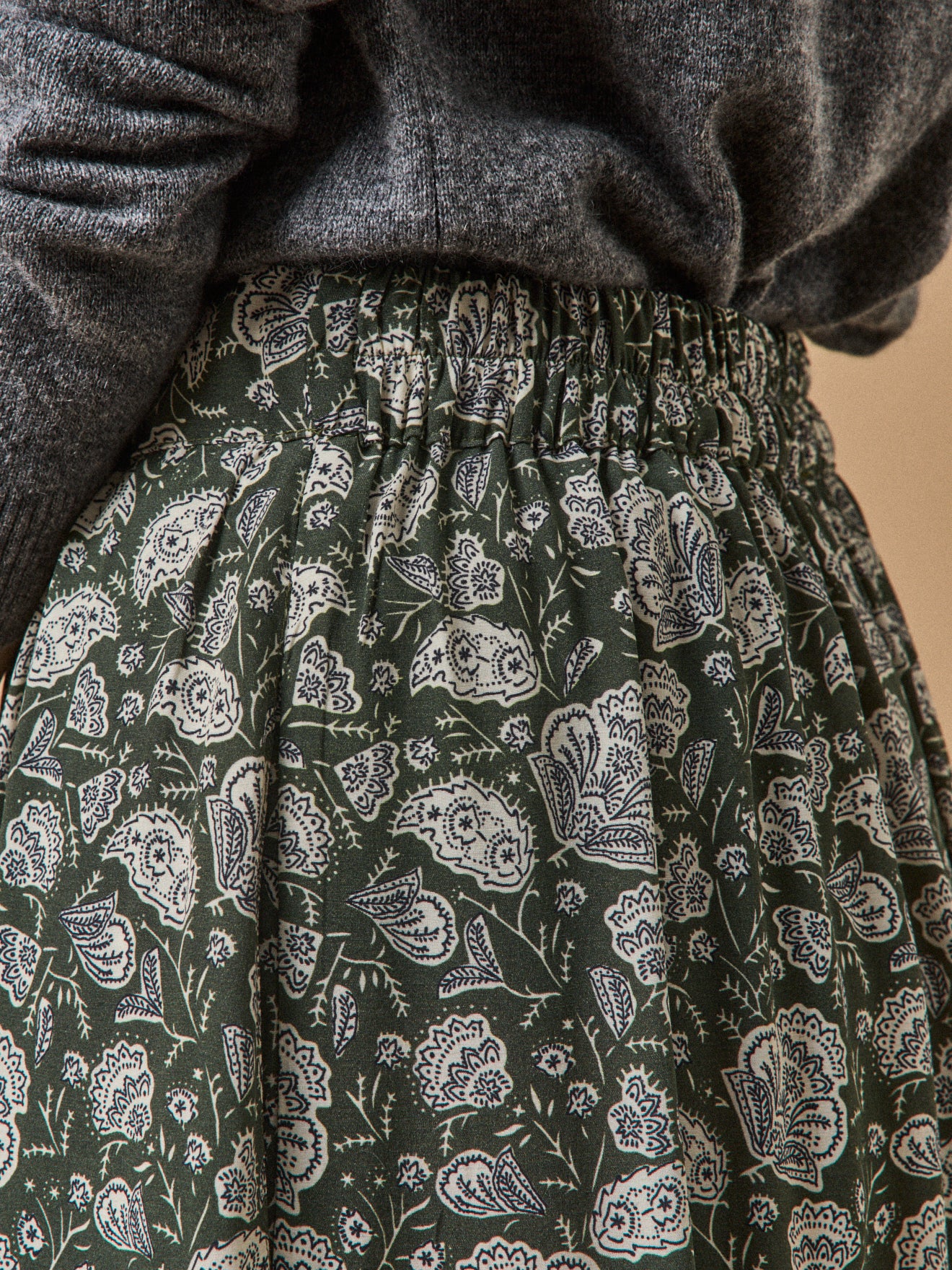 Halblanger Damenrock mit Volants und Lilith-Print