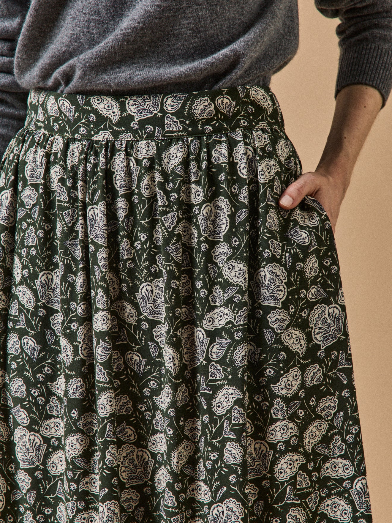 Halblanger Damenrock mit Volants und Lilith-Print