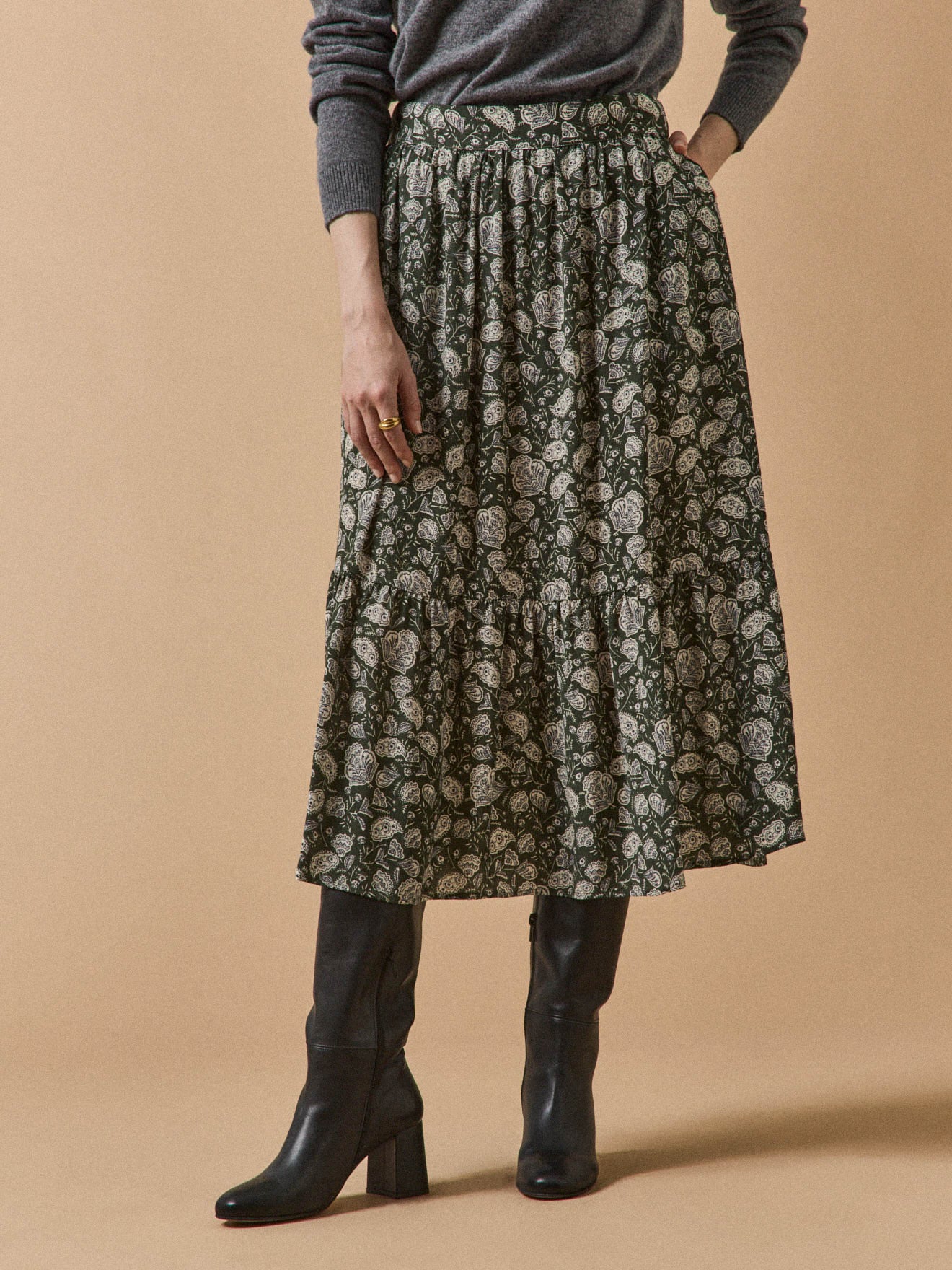 Halblanger Damenrock mit Volants und Lilith-Print