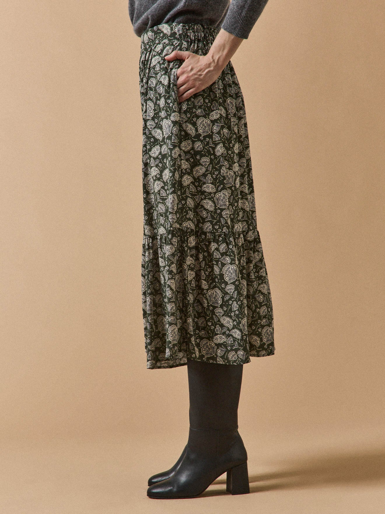 Halblanger Damenrock mit Volants und Lilith-Print
