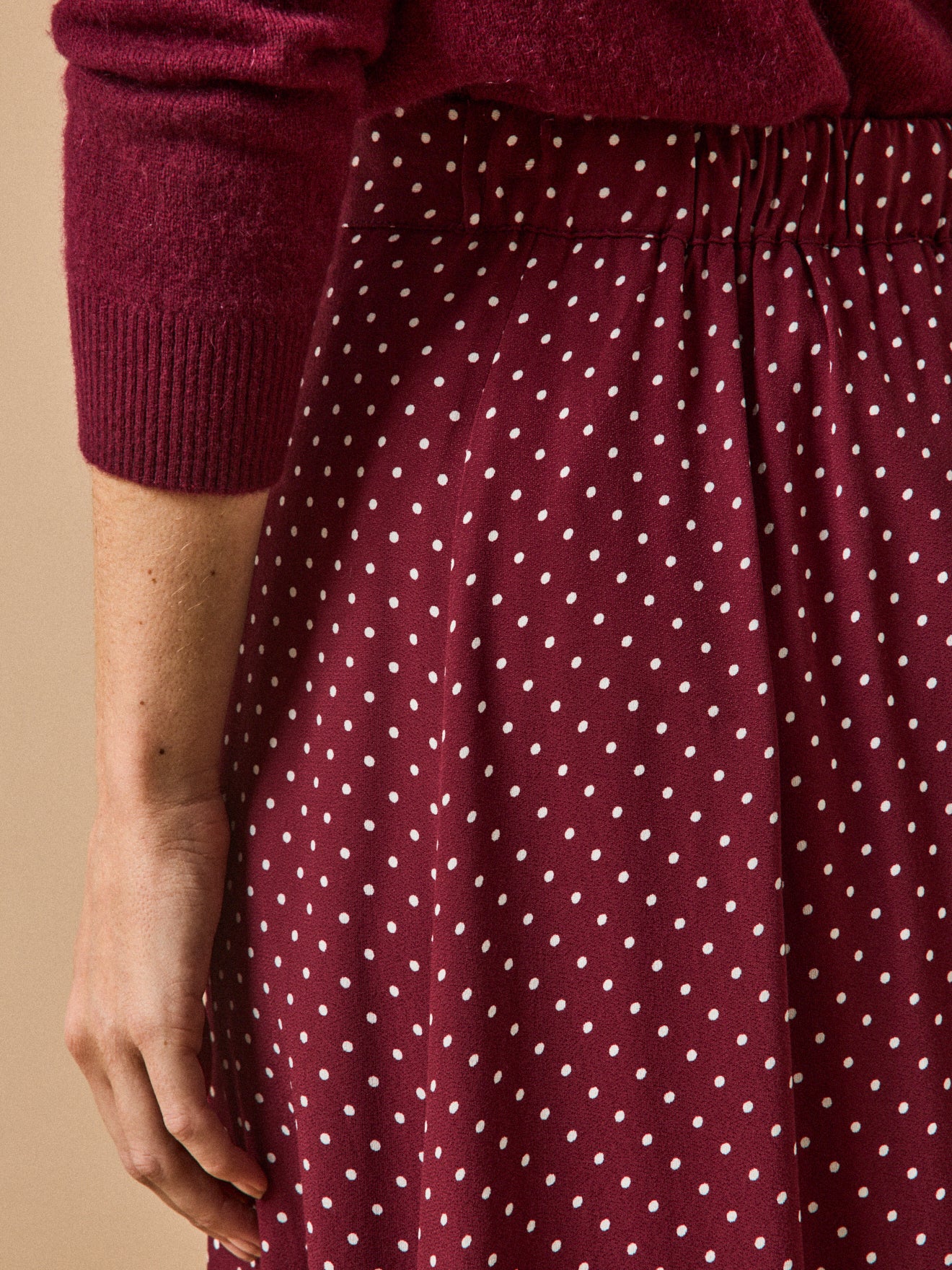 Halblanger Damenrock aus Viskose mit Tupfen