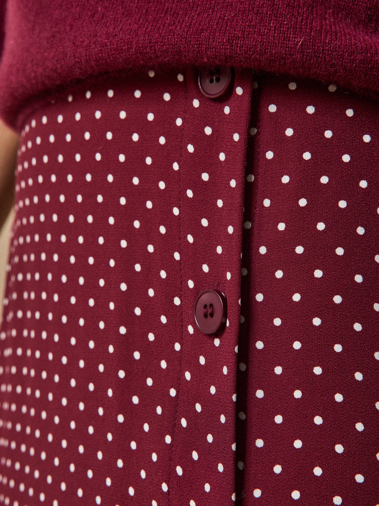 Halblanger Damenrock aus Viskose mit Tupfen