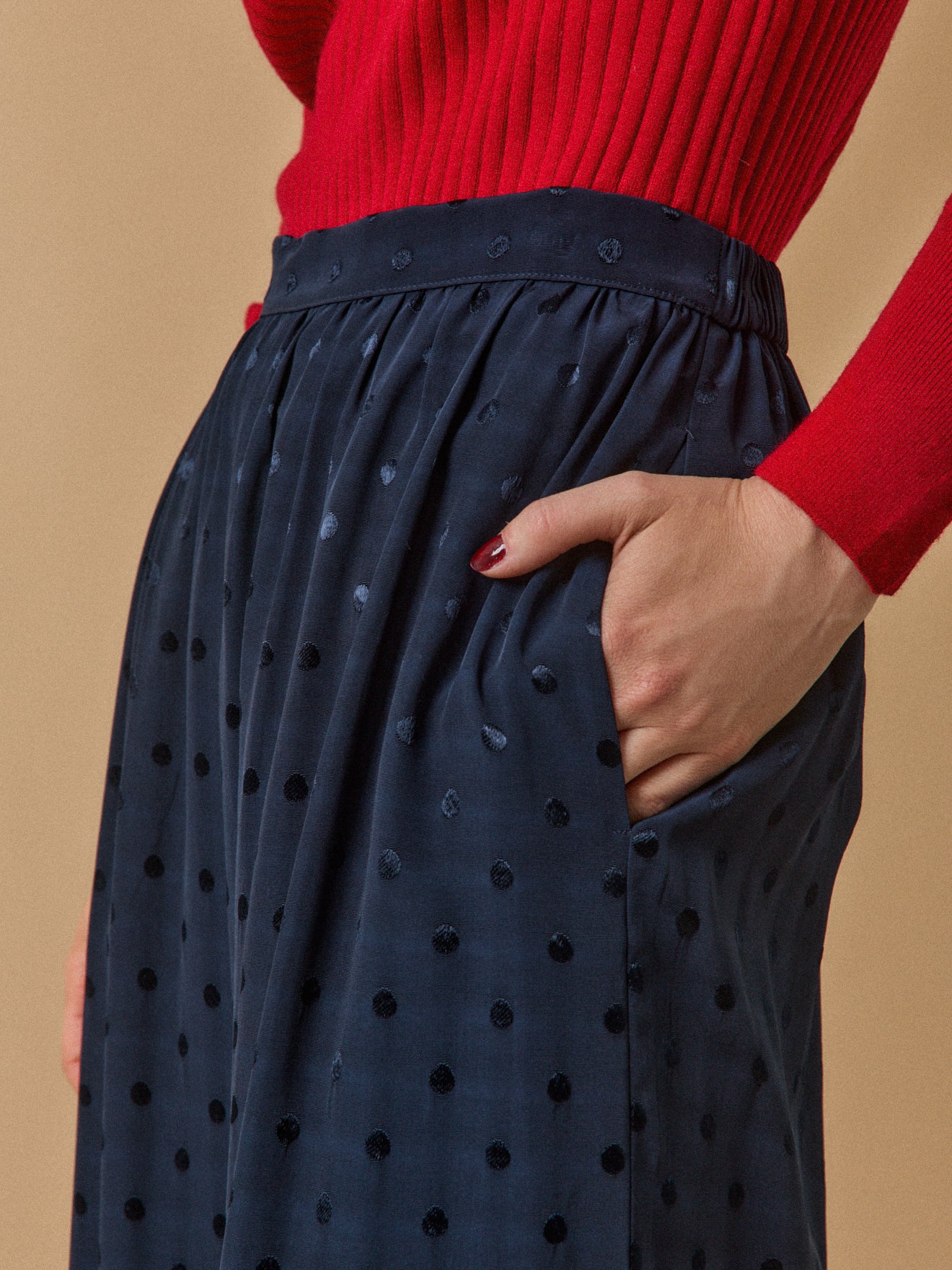 Halblanger Damenrock mit Jacquard-Tupfen