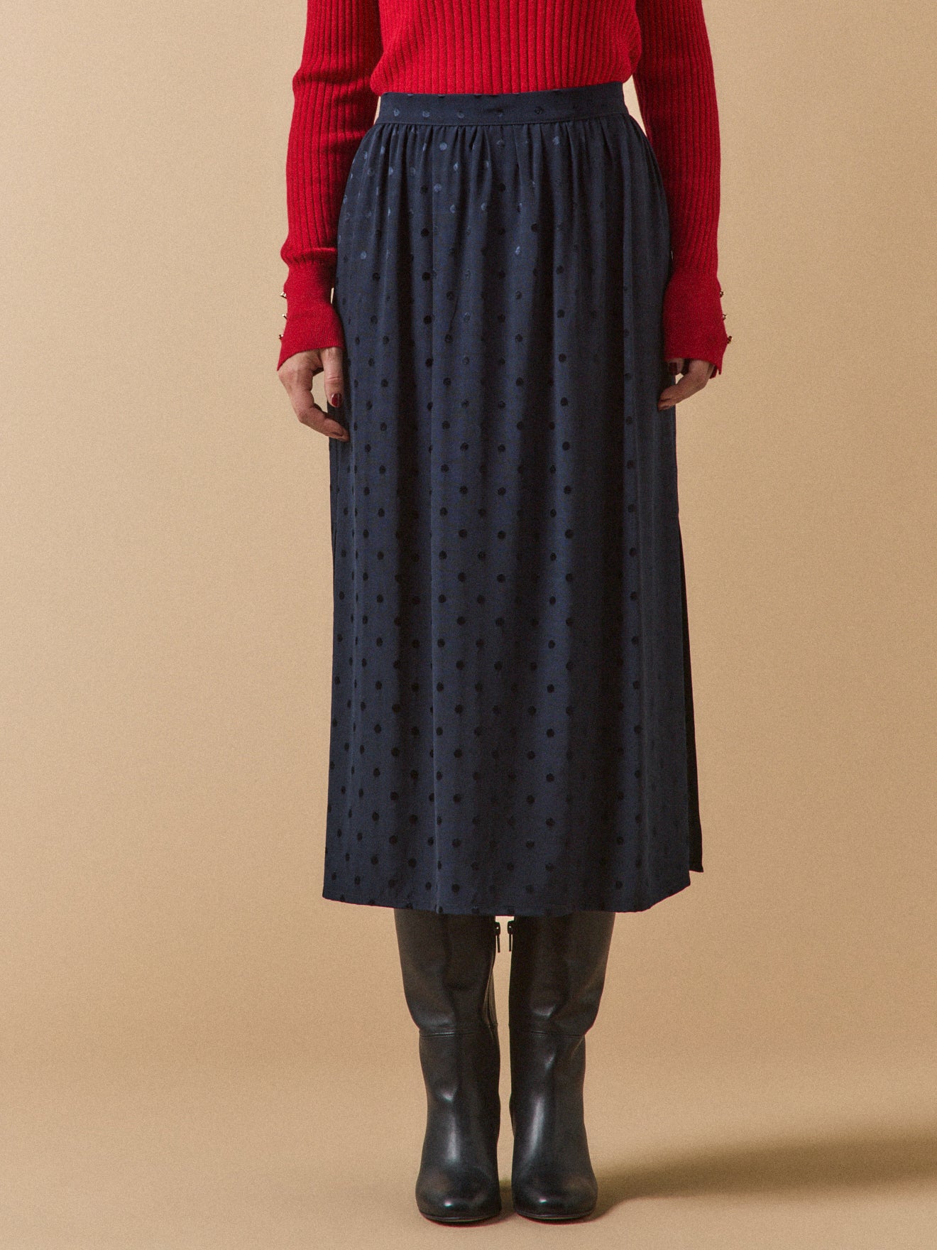 Halblanger Damenrock mit Jacquard-Tupfen